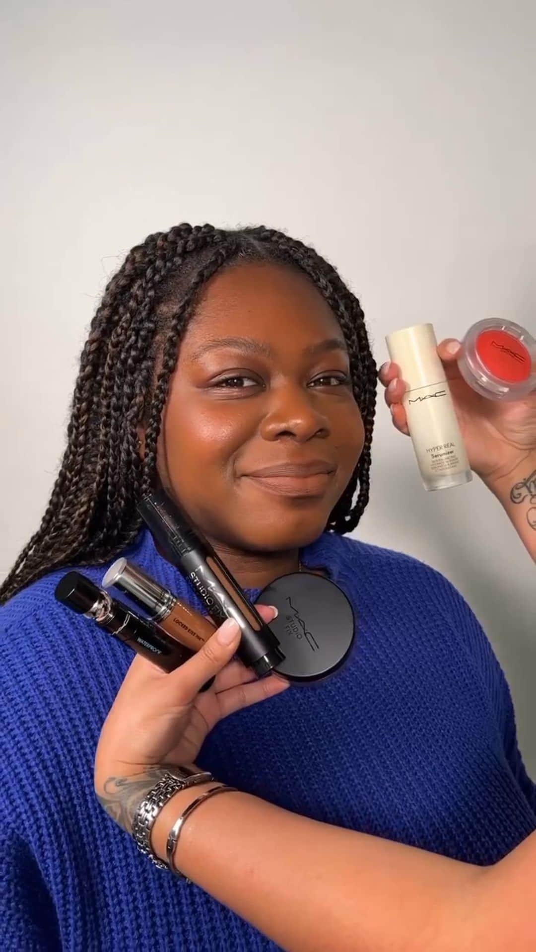 M·A·C Cosmetics BRのインスタグラム：「Esse post é o tutorial ideal de uma pele com aparência natural que você vai querer repetir todos os dias ✨  1️⃣ PREPARE e hidrate seu rosto com nosso Hyper Real Serumizer™️ 💧 Melhora instantaneamente a aparência da textura da pele e mantém sua maquiagem fresca o dia todo 2️⃣ CORRIJA com a Caneta 2 em 1 Corretivo e Base Studio Fix Face Pen, use meio clique para uma aplicação precisa apenas nas áreas que você deseja para obter aquela cobertura natural 3️⃣ DEFINA seu rosto com Studio Fix Pro Set + Blur Weightless Loose Powder para dar à sua pele um acabamento fosco natural impecável 4️⃣ Consiga aquele GLOW com o nosso Glow Play Blush ✨ 5️⃣ CONTORNE com um tom mais profundo do que o seu tom de pele em nossa Caneta 2 em 1 Corretivo e Base Studio Fix Face Pen para acentuar naturalmente as maçãs do rosto 6️⃣ APERFEIÇOE os lábios com Lápis de Lábios Chestnut para definir o formato dos seus lábios e finalize com nosso Batom Locked Kiss Ink™️ 24h em Posh para garantir que seu batom dure O DIA TODO 👄  Produtos usados: ✨Hyper Real Serumizer™️ 🖊️ Caneta 2 em 1 Corretivo e Base Studio Fix Face Pen no tom NC50 como base ☁️Studio Fix Pro Set + Blur Weightless Loose Powder na tonalidade Dark 👀 MACStack à prova d’água 💖 Blush Glow Play na cor Groovy 🖊️ Caneta 2 em 1 Corretivo e Base Studio Fix Face Pen na cor NW50 para contorno 🌰 Lápis Labial Chesnut 🔒Locked Kiss Ink™️ 24 HR Lipcolour em Posh  #Regram: @maccosmeticsuk Artista: @lxstv Modelo: esthergram__  #MACStudioFixFacePen #MACHyperReal」