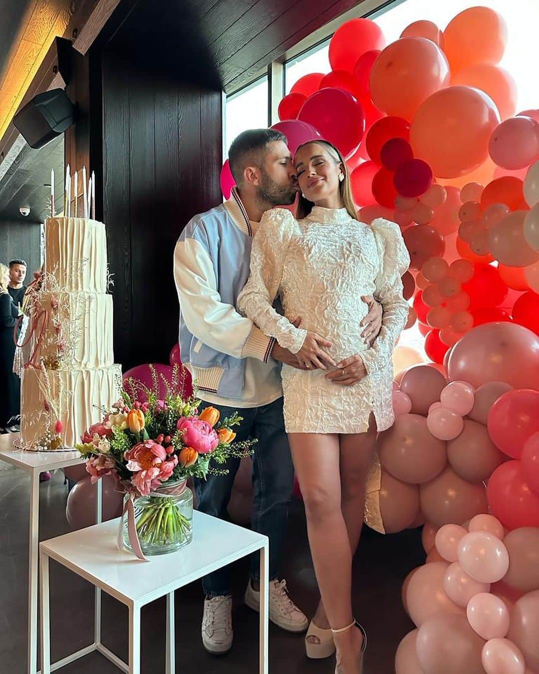 ジョルディ・アルバさんのインスタグラム写真 - (ジョルディ・アルバInstagram)「Feliz cumple, mi amor!!! 🥳🎉 Gracias por ser como eres y darnos a todos los que te rodeamos tantas alegrías!! Disfruta mucho de tu día ❤️ Te queremos muchísimo, cariño. 🎂🎊3️⃣2️⃣」5月11日 4時30分 - jordialbaoficial