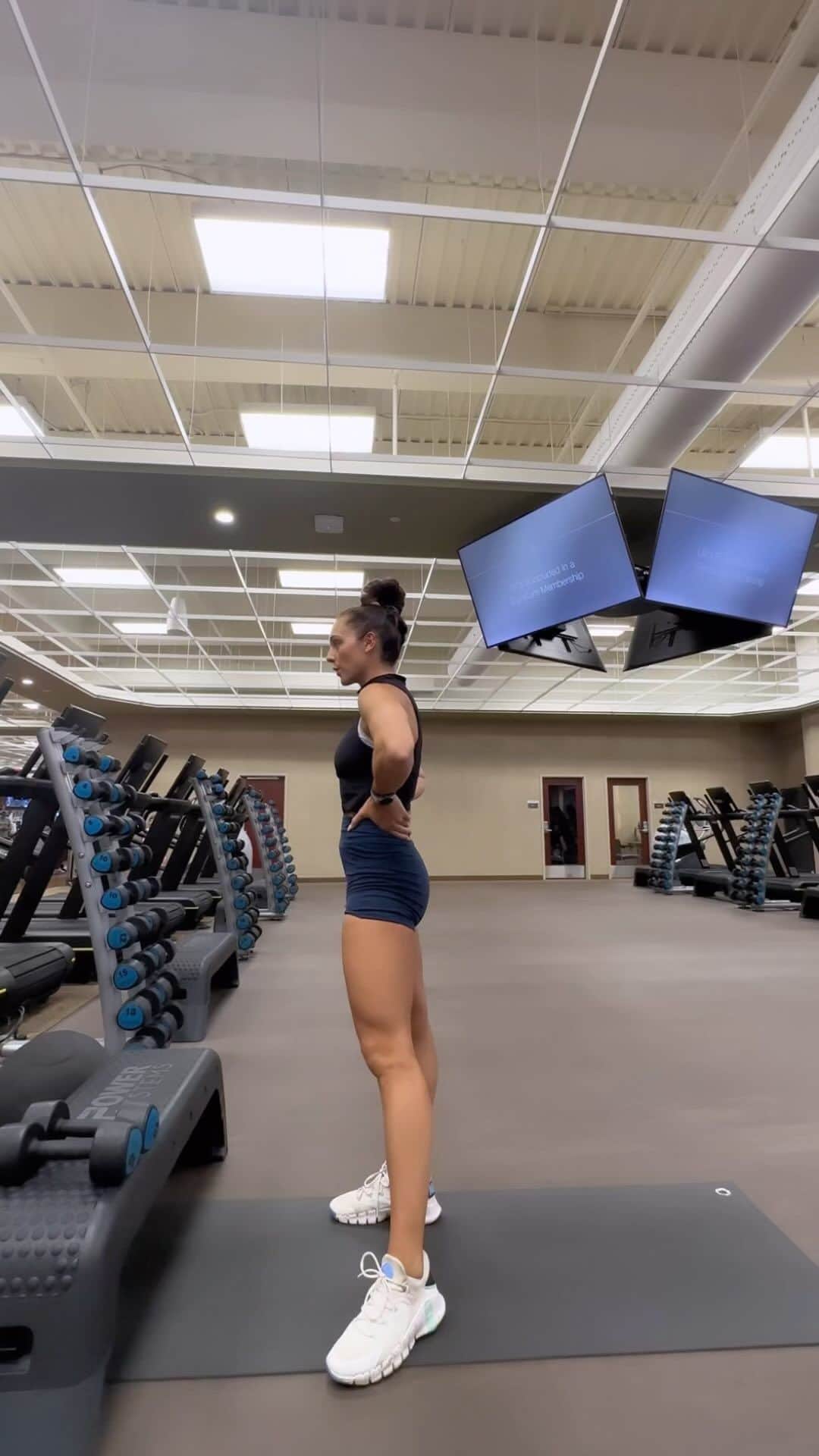 マギー・ニコルズのインスタグラム：「WORKOUT WEDNESDAY✨💪🏼🫶🏻💗💕 • @maggienichols_fit  • Full body HIIT  Warmup: cardio & active stretching  45s on 15s off - x3 rounds!  ◻️Snatch  ◻️Half step ups  ◻️Thrusters  ◻️Sumo squat + hammer curl  ◻️Hollow hold + chest press + pullover  ◻️Curtsy lunge + lateral raise  ◻️Squat med ball throws  ◻️ Shoulder tap + push up  ◻️ Frog crunch  ◻️Lunge twist + knee drive  Get it done ladies & gents💪🏼💪🏼 let’s get strong together!   Stretch, roll, recover - protein & carbohydrates, drink H20 & electrolytes 💪🏼   #iam1stphorm #1stphorm #athlete #fitness #trainer #workout #fullbodyworkout #discipline #intention #evolve #momentum #health #wellness」