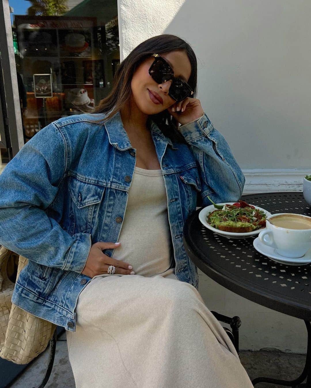 ジュリー・サリニャーナのインスタグラム：「Bébé craved an avo toast, so I went and got an an avo toast for him. 🥑❤️」