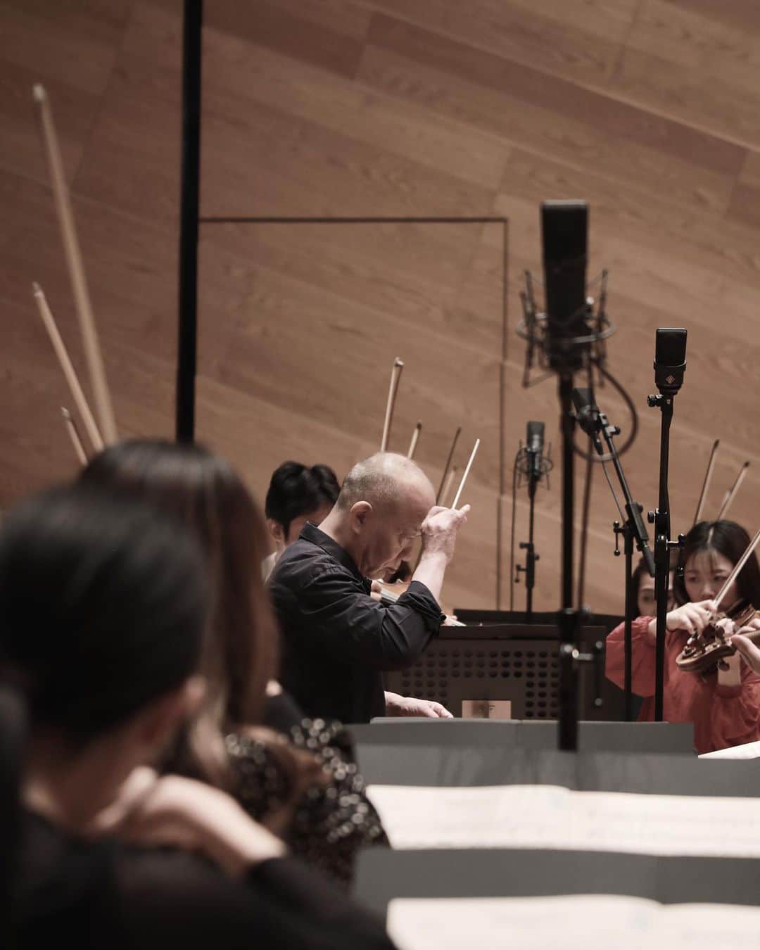 久石譲さんのインスタグラム写真 - (久石譲Instagram)「Recording of Brahms symphonies by FOC in Nagano.  #future #orchestra #classics #japan #nagano #dinner #izakaya #recording #brahms #music」5月11日 4時43分 - joehisaishi_composer