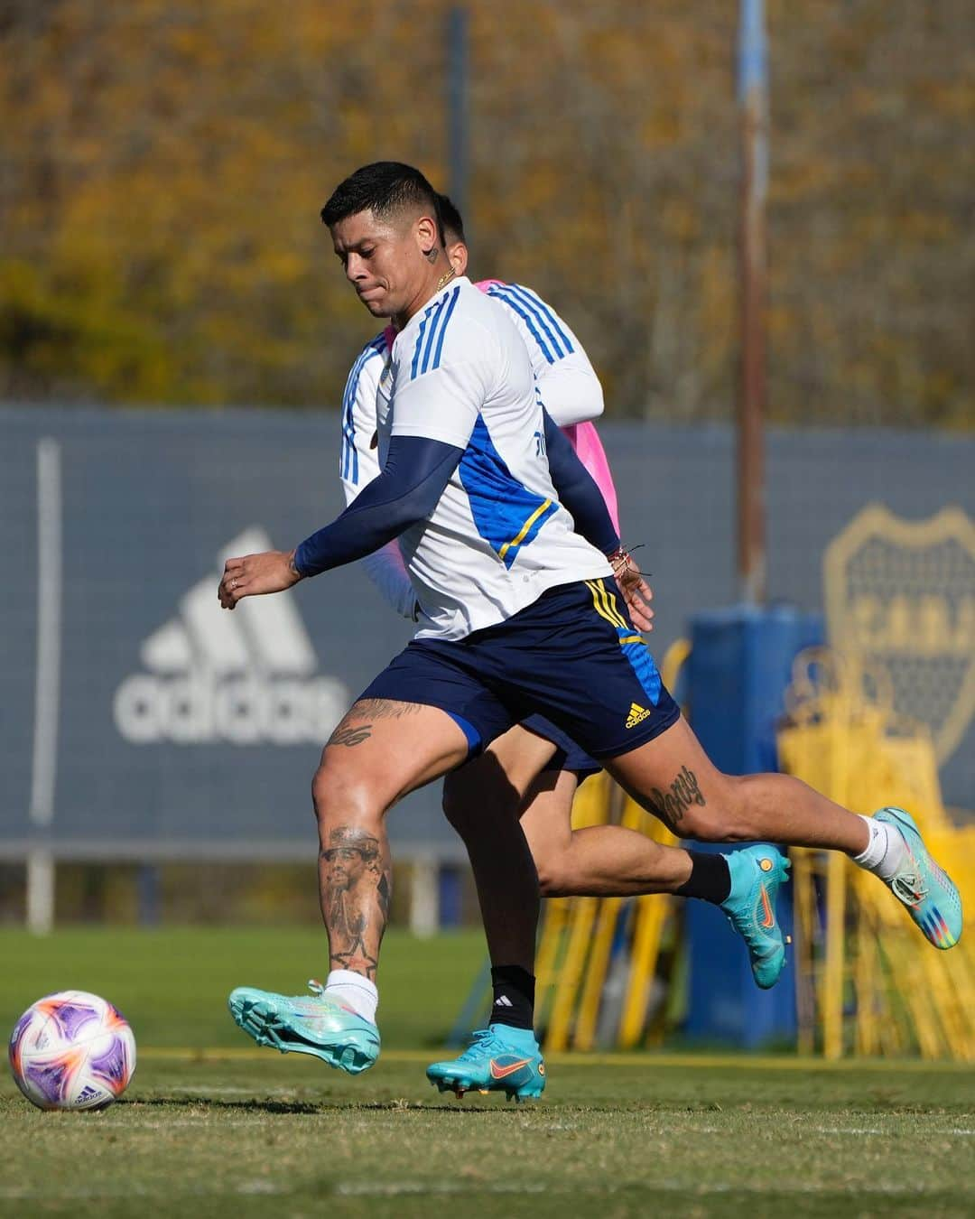 マルコス・ロホのインスタグラム：「@bocajrsoficial 💙💛💙」