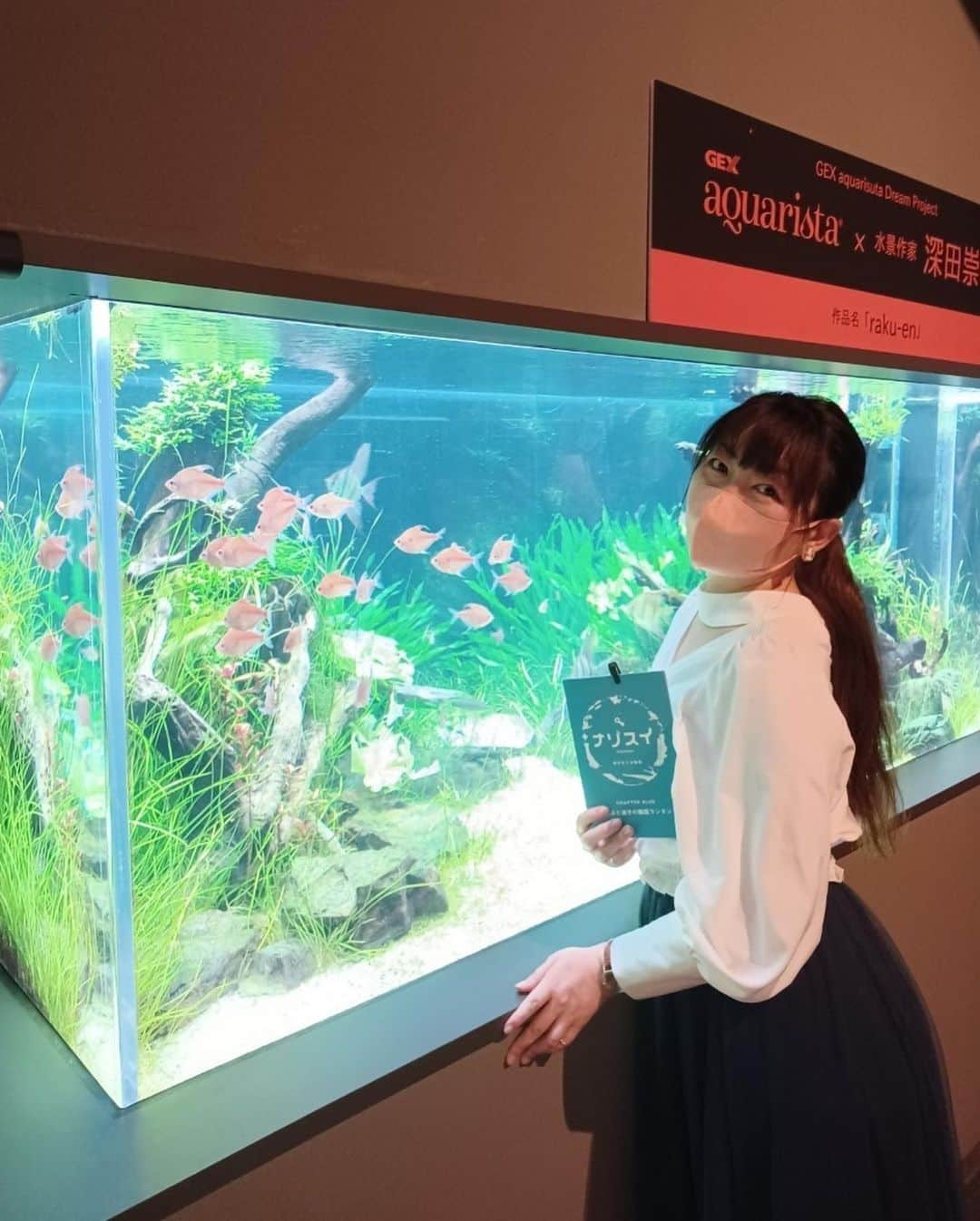 小川理子のインスタグラム：「川崎駅徒歩1分「カワスイ 川崎水族館」についに行ってきた‼︎  カワスイがこんなにすごい水族館だったとは😍 最先端のテクノロジーがつめこまれていて驚いたり、多摩川の景色や魚たちは懐かしい気持ちにさせてくれたり、世界の川も探検できるの。昼間と夜だと雰囲気も変わっていてカフェやレストランもあるし1日中遊べる♡ オトナも子どもも関係なく楽しめる水族館が川崎にあったんだー！って嬉しい発見でした。  水族館だけど、アルマジロやカピバラ、ナマケモノがいた‼︎🦥ランタンを持ってナイトツアーで動物にあえる貴重な経験もできて興奮した！  しかもいま、カワスイは期間限定で謎ときコンテンツ『ナゾスイ』を開催中♡  館内に謎解きの出題が好きな魚「ハテナウオ」がいて、 LINEで新人飼育員ユユと一緒に謎を解いていくの！  今回は「CHAPTER BLUE」‼︎ 各チャプターをクリアするごとに「CLEARバッジ」もらえる😍ちゃんと私もクリアできたよ♡ 全5種類のCLEARバッジを集めると、「ナゾスイMASTERバッジ」がゲットできるんだって✨ ほしい🤤 松丸亮吾さん率いる謎解きクリエイター集団「リドラ」が仕掛けた謎なので、奥深いし！久しぶりに謎解きに集中しました笑 全部で100問あるそうなので、今後も楽しみすぎる！  「アソビュー」でチケットを手配してみたのだけど、 水族館に行く途中でも事前予約できるし、入場までスムーズ。オトクなチケットもあるから良いね🐠  カワスイにハマりました‼︎  PR @kawasui_aqua #カワスイ #水族館デート #関東おでかけスポット #旅プラン #神奈川デート #アソビュー #川崎水族館 #カワスイ川崎水族館 #川崎観光 #神奈川観光 #水族館好きと繋がりたい #水族館 #ナゾスイ#リドラ」