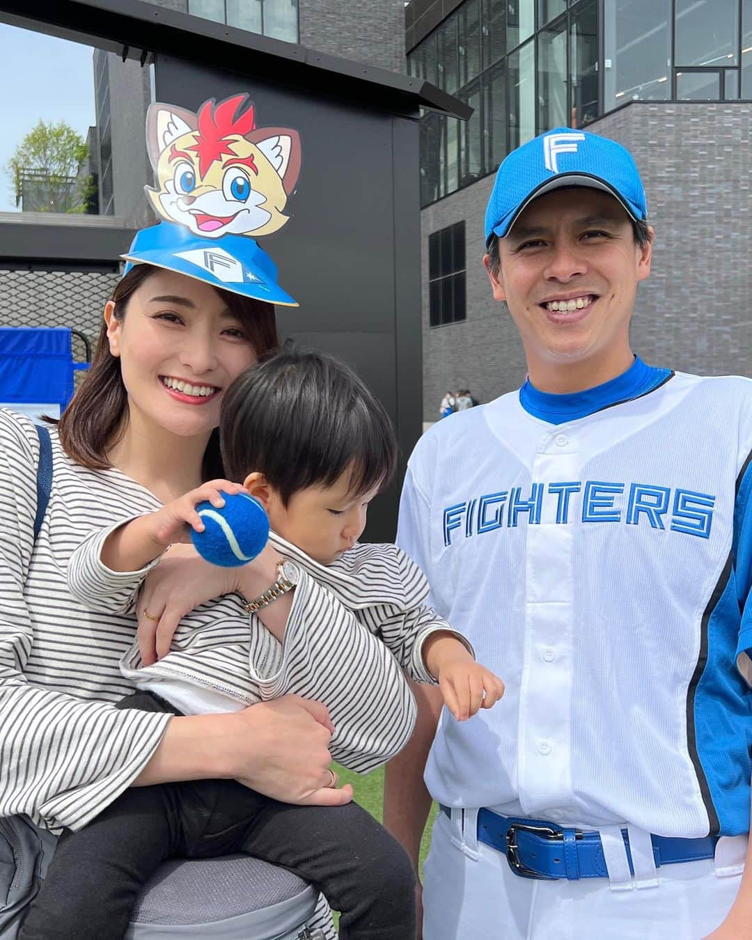 高橋麻美さんのインスタグラム写真 - (高橋麻美Instagram)「． ． ソース顔イケメン大塚豊さん⚾️  同い年というだけで勝手に親近感が湧き 応援していた投手です☺️  優しい笑顔に拍車がかかって 我が子を抱き上げてくれたり 遊び終わりに優しく頭を撫でてくれたり 子どもを通じて私がきゅんいただきました😆🤭  我が子がこの有り難みやすごさに気付くのはいつなのか楽しみだなー♪  #lovefighters#北海道日本ハムファイターズ#ob #大塚豊#14#ピッチャー#同い年#87世代 #エスコンフィールド北海道#hokkaido#野球#baseball #1歳#1歳児#ファイターズアカデミー」5月11日 14時19分 - charmy421