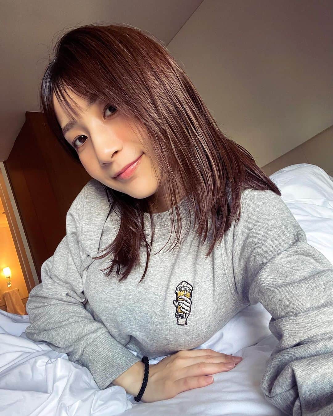 高橋美咲のインスタグラム：「. 妊娠前にオーダーし、妊娠後期に手元に届いたので その頃にはお腹がパンパンで着られなくなっていて 半泣きになったスウェット。  産後になって無事に着ることができて嬉しい🥹💚 . . #whitemountaineering  #23ss #beer #sweatpullover」