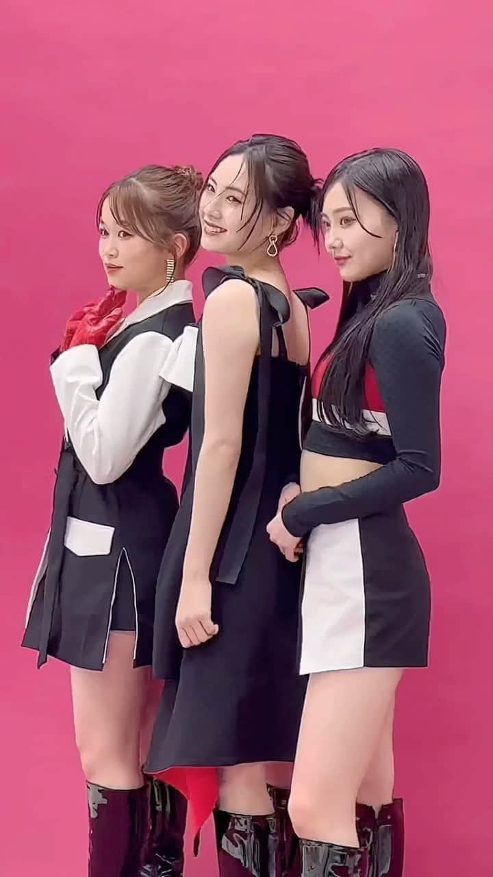JJのインスタグラム：「🌷iScreamメイキング動画🌷  @iscream__official さんの新曲『ALL MINE』はもうチェックしていただけましたか？🍦 JJで写真を撮影した際に撮影したメイキング動画をお届けします💝3人の仲良さが伝わって来ますよね🤭♡ メンバーの皆さん、目線をくださったりスタッフのお願いの可愛らしい表情をしてくださったり、優しく笑顔で対応してくださいました😍  グループのことはもちろん、憧れのLDH先輩や実際に愛用しているコスメなど、メンバーの皆さんについてたくさん紹介していただきました💄✨ インタビュー記事はトップ画面のリンクおよびストーリーズからご覧いただけます👀💕  そして、iScreamさんの新曲『ALL MINE』もたくさん聴いてください🎧♡ MVも公開されていますので、そちらもぜひチェックしてみてください☑️  #iScream #ALLMINE #iScream_ALLMINE #アイサケ #HINATA #YUNA #RUI」