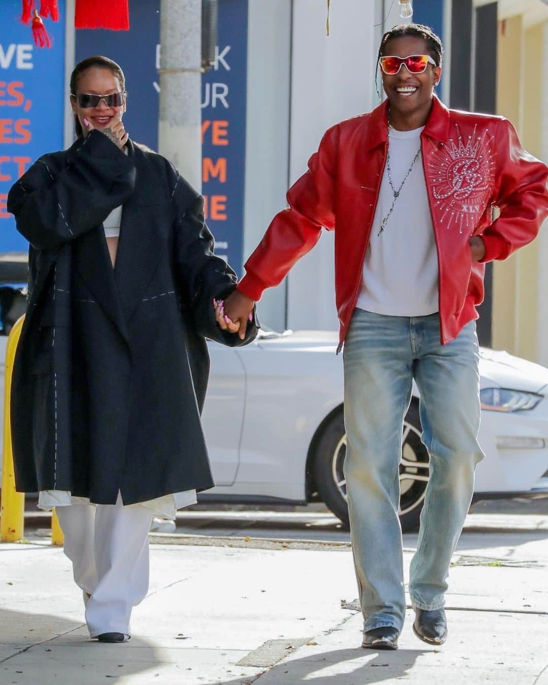 Just Jaredさんのインスタグラム写真 - (Just JaredInstagram)「Rihanna & A$AP Rocky, who are currently expecting baby No. 2, shared a sweet hug while out shopping together. #Rihanna #ASAPRocky Photos: Backgrid」5月11日 14時27分 - justjared