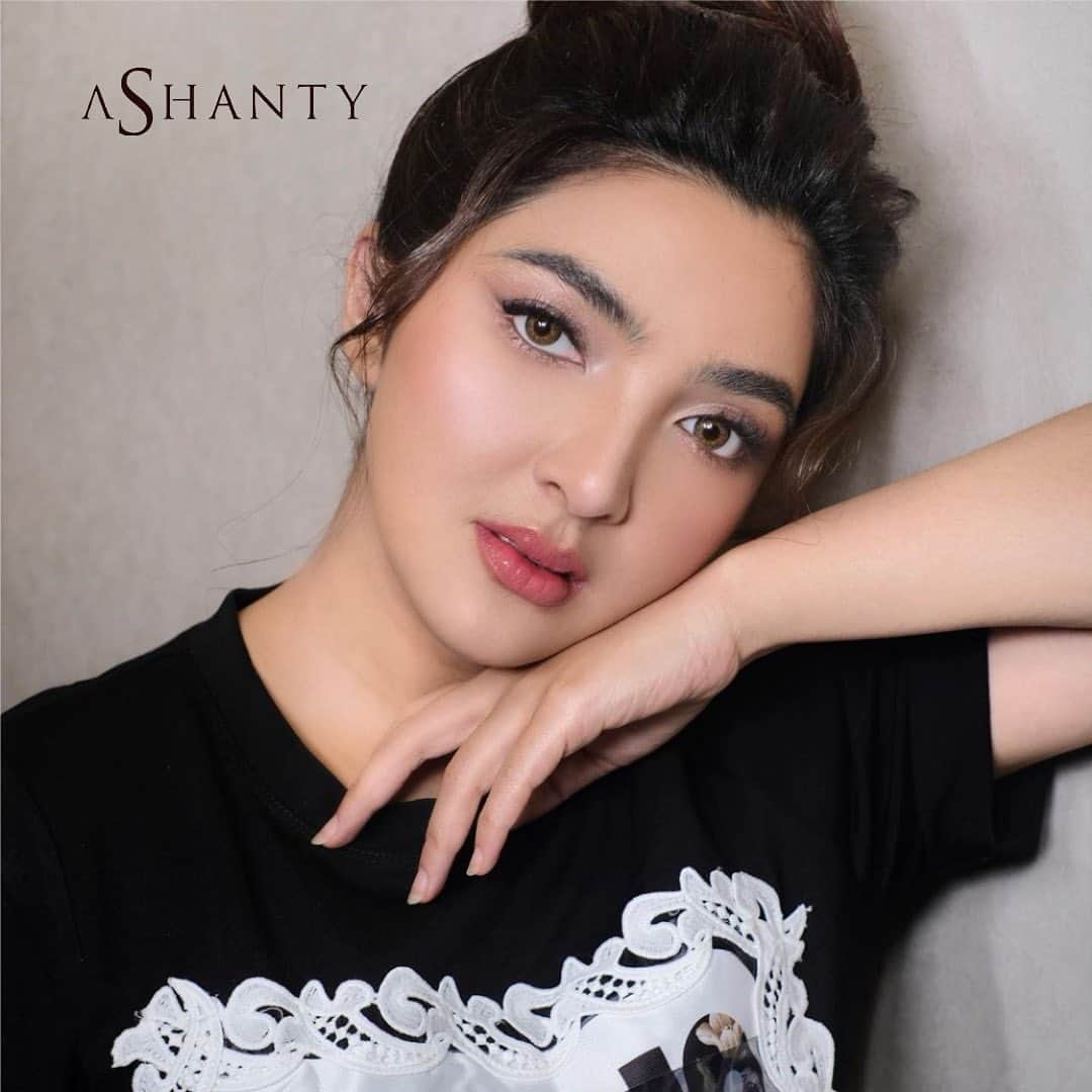 ASHANTY BEAUTY CREAM OFFICIALのインスタグラム：「“Sometimes people are beautiful. Not in looks. Not in what they say. Just in what they are.”  #ashantycosmetics #ashanty_ash #cosmetics #cosmetic #makeuptutorial #rekomendasimakeup #makeuplover #lokalmakeup #makeupnatural #makeuplooks」