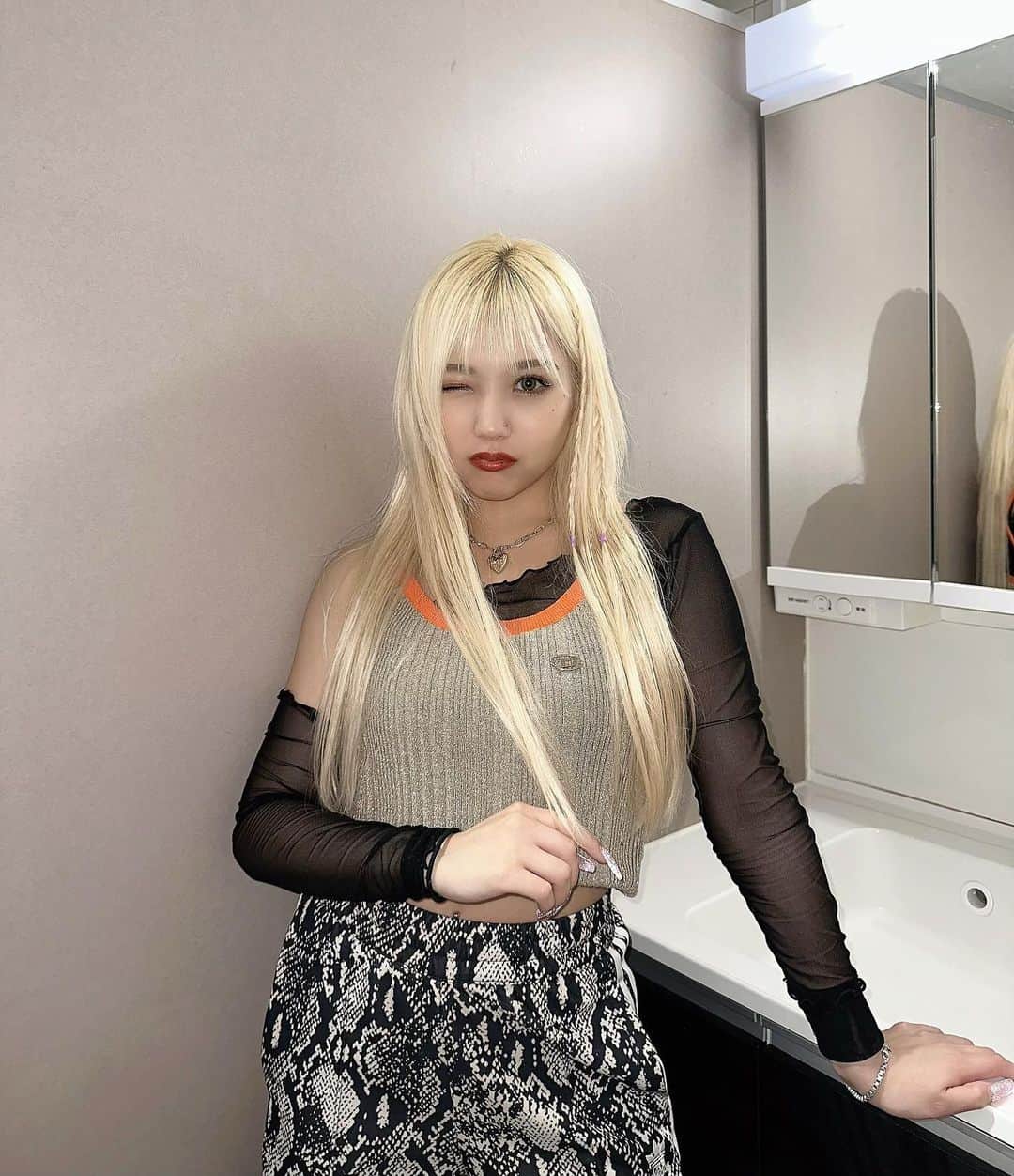 のインスタグラム：「🖤🧡 . . . #金髪 #金髪ロング #金髪ギャル #ハイトーンギャル  #ハイトーンロング #ブリーチ #ギャル #gal  #selfie #selca #instalike #ootd #fashion #diesel」