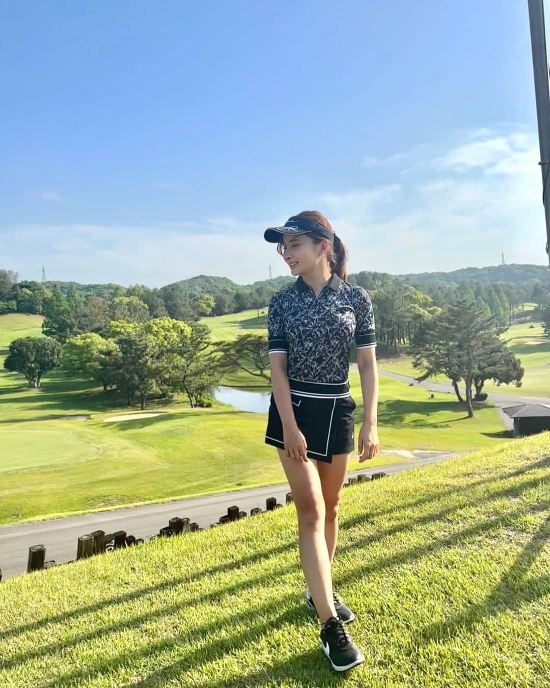 YUKAさんのインスタグラム写真 - (YUKAInstagram)「☀️☀️ LPPcupで初めてきた #西日本カントリークラブ  ⛳️⛳️綺麗なゴルフ場で好きになったよ✨ 最近ずっと100切れないけど、ゴルフ楽しい🏌️‍♀️  眩しくて目開かないね😎💦  wear @lecoqsportifgolf_rijoume  半袖は苦手だけどトップスの袖の長さが絶妙で好き☺️🫶 キュロットスカートも白のラインが効いてて可愛い〜💕  #golf#golfwear#golfer#高尔夫球#福岡ゴルフ#九州ゴルファー#ゴルフ#ゴルフ好き#ゴルフコーデ#ゴルフウェア#ゴルフ女子#ルコックゴルフ#ルコックコーデ#ゴルフ好きな人と繋がりたい」5月11日 19時05分 - yuka_golf_glam
