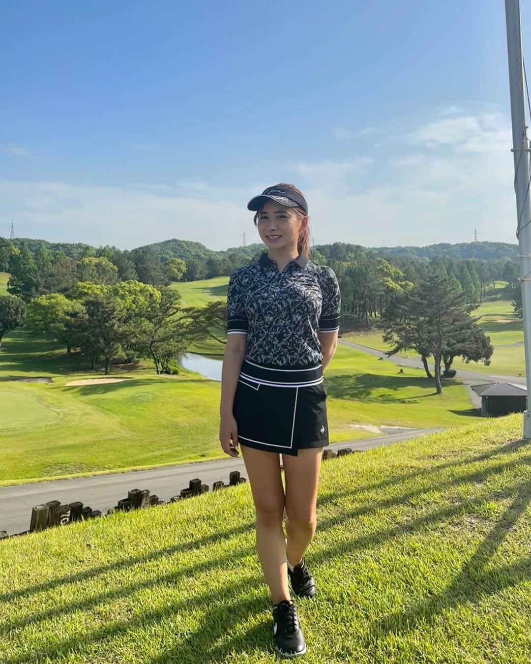 YUKAさんのインスタグラム写真 - (YUKAInstagram)「☀️☀️ LPPcupで初めてきた #西日本カントリークラブ  ⛳️⛳️綺麗なゴルフ場で好きになったよ✨ 最近ずっと100切れないけど、ゴルフ楽しい🏌️‍♀️  眩しくて目開かないね😎💦  wear @lecoqsportifgolf_rijoume  半袖は苦手だけどトップスの袖の長さが絶妙で好き☺️🫶 キュロットスカートも白のラインが効いてて可愛い〜💕  #golf#golfwear#golfer#高尔夫球#福岡ゴルフ#九州ゴルファー#ゴルフ#ゴルフ好き#ゴルフコーデ#ゴルフウェア#ゴルフ女子#ルコックゴルフ#ルコックコーデ#ゴルフ好きな人と繋がりたい」5月11日 19時05分 - yuka_golf_glam
