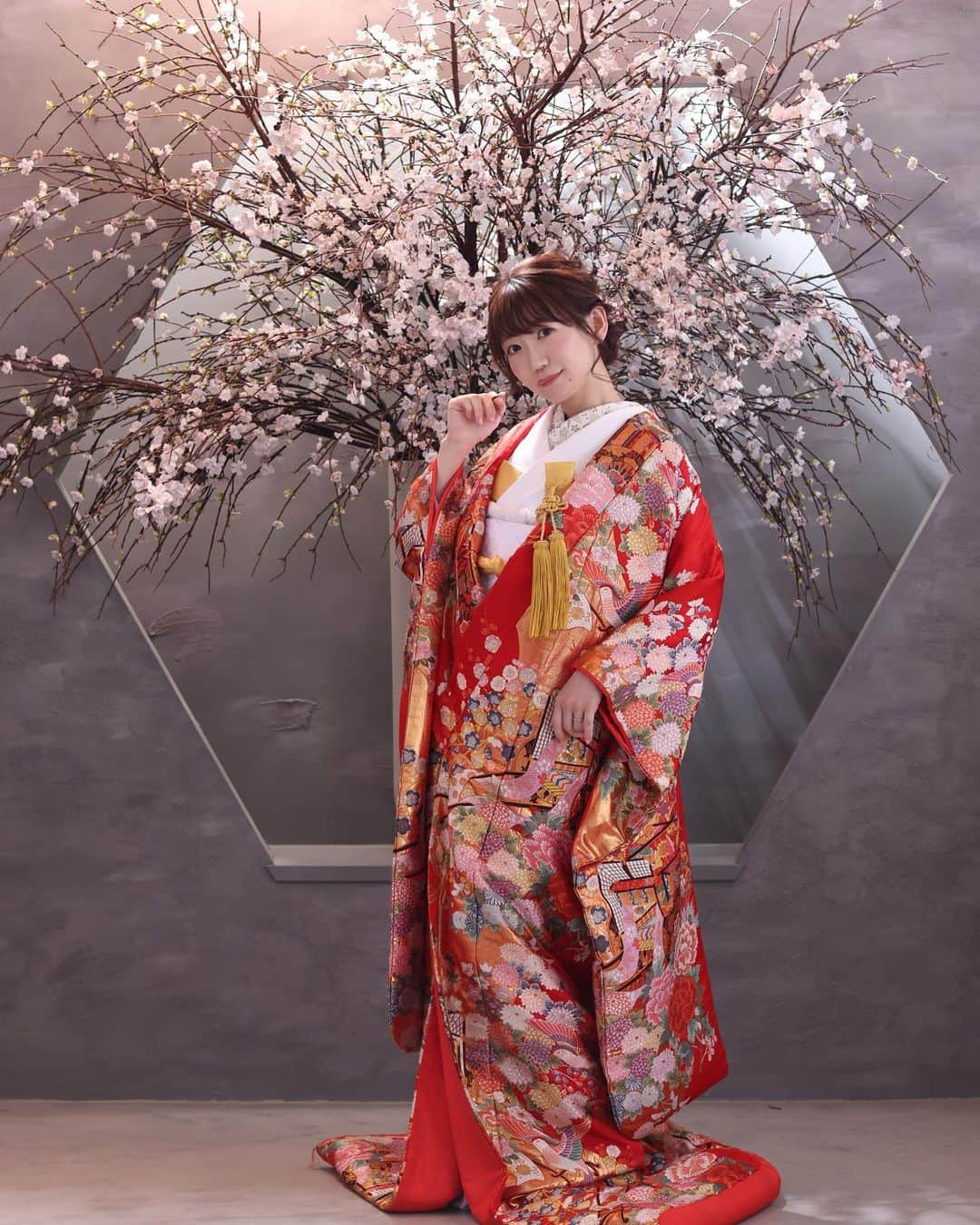 マコ・プリンシパルさんのインスタグラム写真 - (マコ・プリンシパルInstagram)「My bridal dress👰‍♀️ This is a traditional Japanese “Irouchikake”🎎🌸  🌸🌸🌸🌸🌸🌸🌸🌸  本当は今年の春に結婚式をする予定だったのだけど、妊娠がわかり急遽前撮りだけ先に行いました♡  今まで色々な洋装の衣装を着てきたから、和装をチョイス。 式では白無垢を着る予定なので、撮影は色打掛けに。  色打掛けの赤色は、生命や太陽を象徴する神聖な色で魔除けの力があって☀️ 血液の色であることから、嫁ぎ先の色に染まる意味合いも持ってるんだって。  本当は色打掛けの後は、「嫁ぎ先での生まれ変わり」を意味してるから、白無垢を着れないルールらしいのだけど、、 そこは何度でも生まれ変わるフェニックス風に独自のルールで🔥🐣💕  あんみつ姫みたいで大満足なのでした👸♡  #花嫁衣装 #前撮り #プレ花嫁 #和装 #和装前撮り #色打掛け #フォトウェディング #bridal #bridalmakeup #weddingphotography #weddingphoto #irouchikake #kimono #kimonostyle #kimonofashion #tokyo」5月11日 14時47分 - makopuri