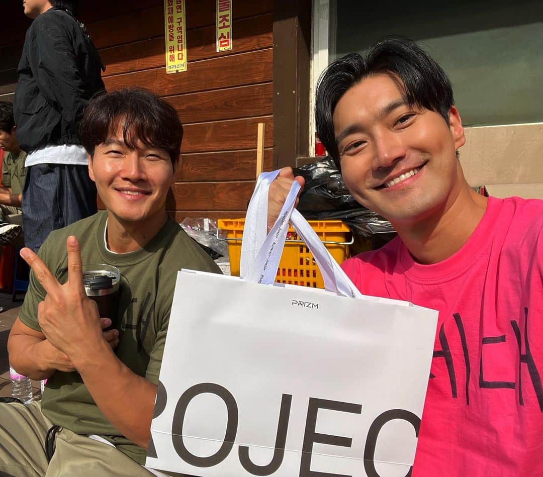 チェ・シウォン（SUPER JUNIOR）のインスタグラム：「An unexpected gift. What a pleasant surprise. 감사합니다 형! 근데 화장품은 형님이랑 안 어울리지만 너무 좋은데요? 👀 @kjk76 @prizm.only #처음에는운동용품인줄」