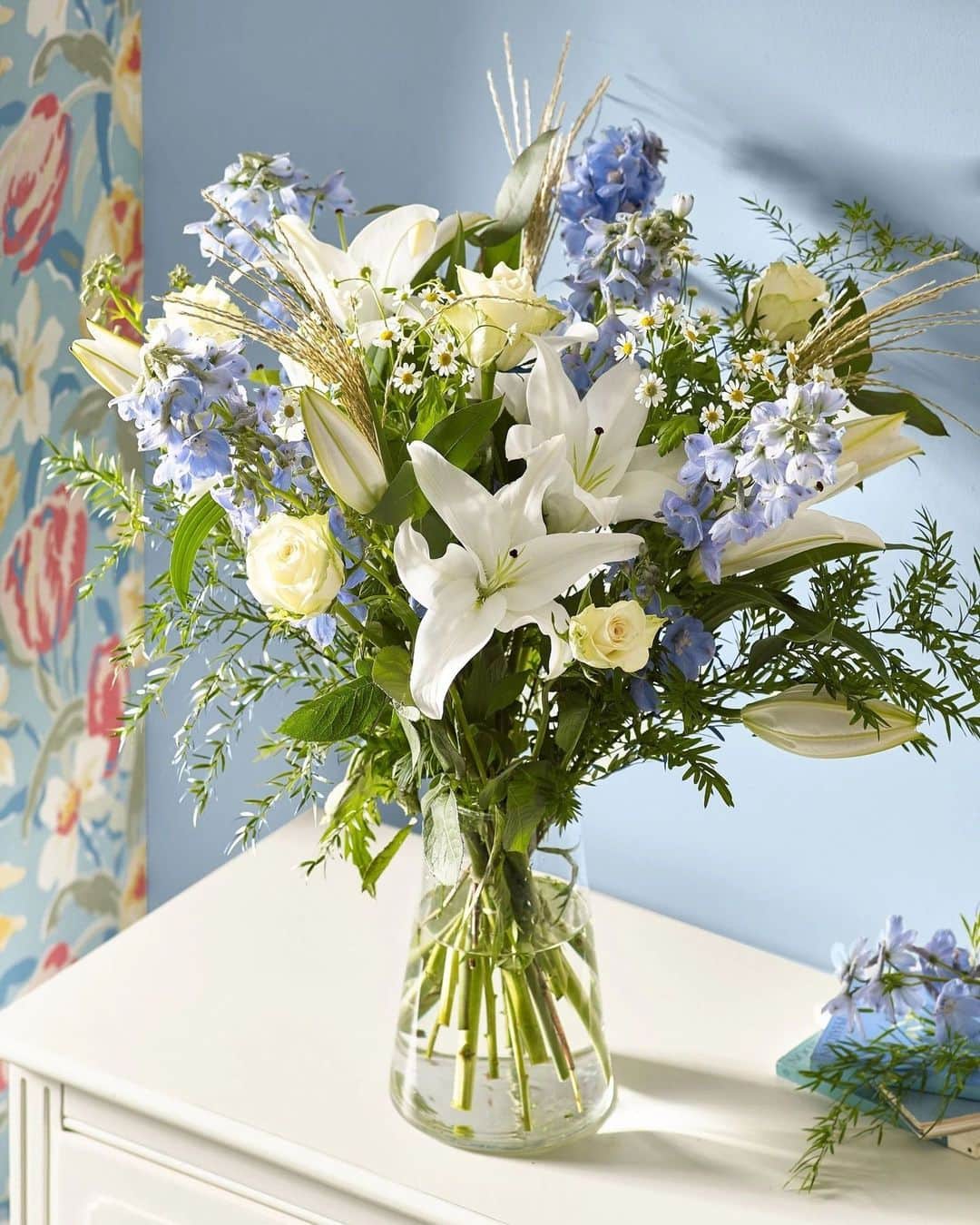 ローラアシュレイのインスタグラム：「Welcome the new season into your home with this beautiful floral bouquet from our Fresh Flower Range. 💐⁣ ⁣ Boasting a romantic collection of blooms featuring beautiful lilies, roses, delphinium, matricaria and asparagus, paired with natural eucalyptus stems, this subtle romantic bouquet would make the perfect gift.」