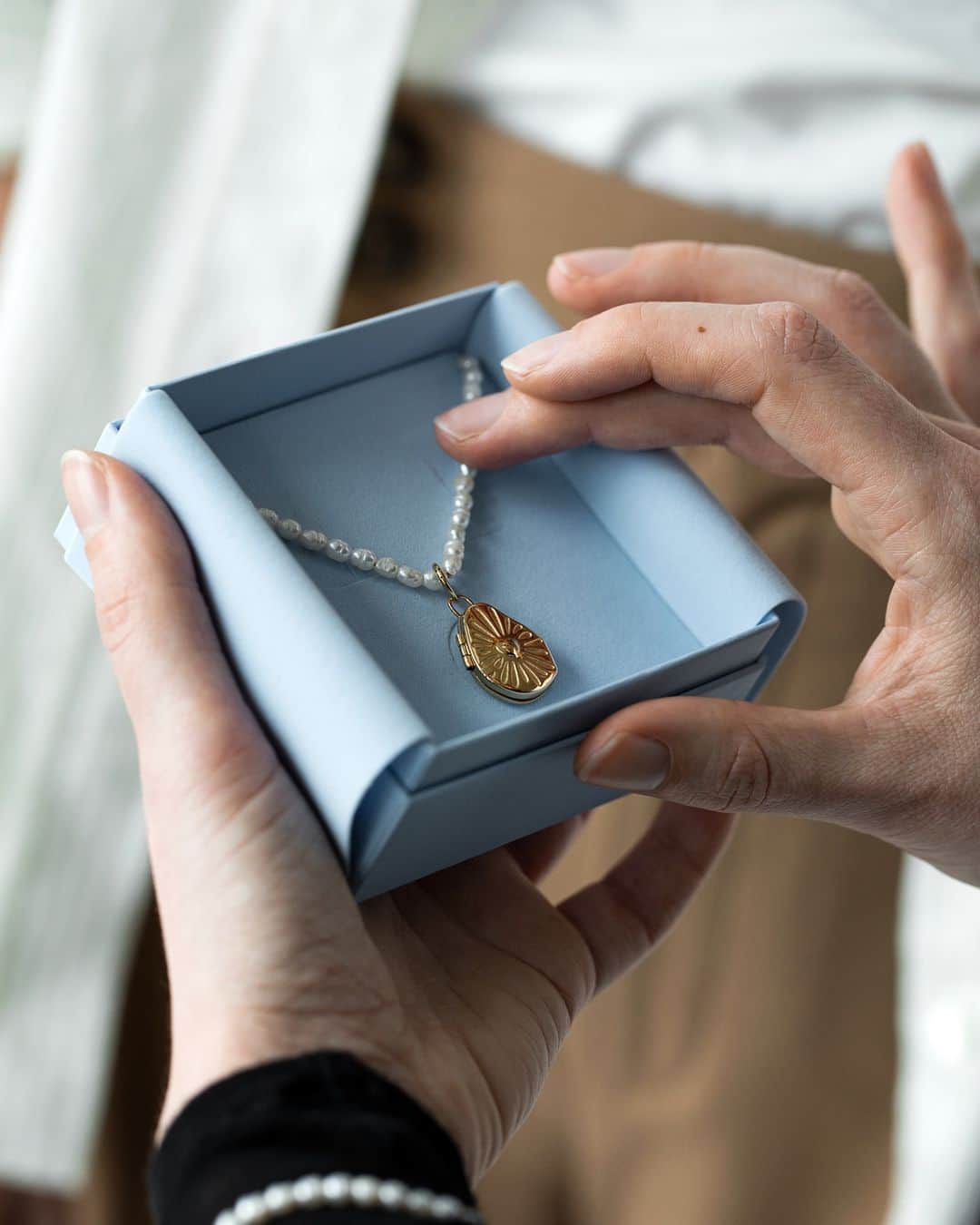 PAUL HEWITTさんのインスタグラム写真 - (PAUL HEWITTInstagram)「ORDER UNTIL 12.00 TO GET YOU MOTHER'S DAY GIFT IN TIME.  With our personalized jewelry you can let the people around you know how you feel about them. Have a remembrance of a loved person or a special memory with you at all times.  For our Mother's Day campaign we had four amazing women sharing stories about motherhood, browsing through photo albums, each one with a personlised Ocean Amulet Charm necklace.   Check the link in our bio to find our full gift guide for Mother's Day.」5月11日 15時00分 - paul_hewitt
