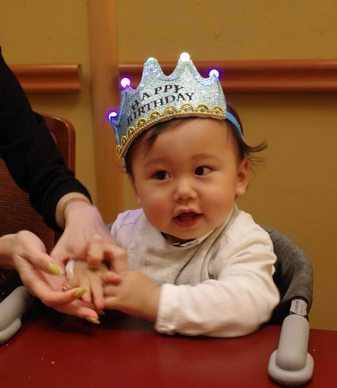 島袋聖南のインスタグラム：「1歳のお誕生日おめでとう💕💕 日々の成長に幸せを感じています。 これからもすくすく元気に育ってね。 愛していますぴよくん」