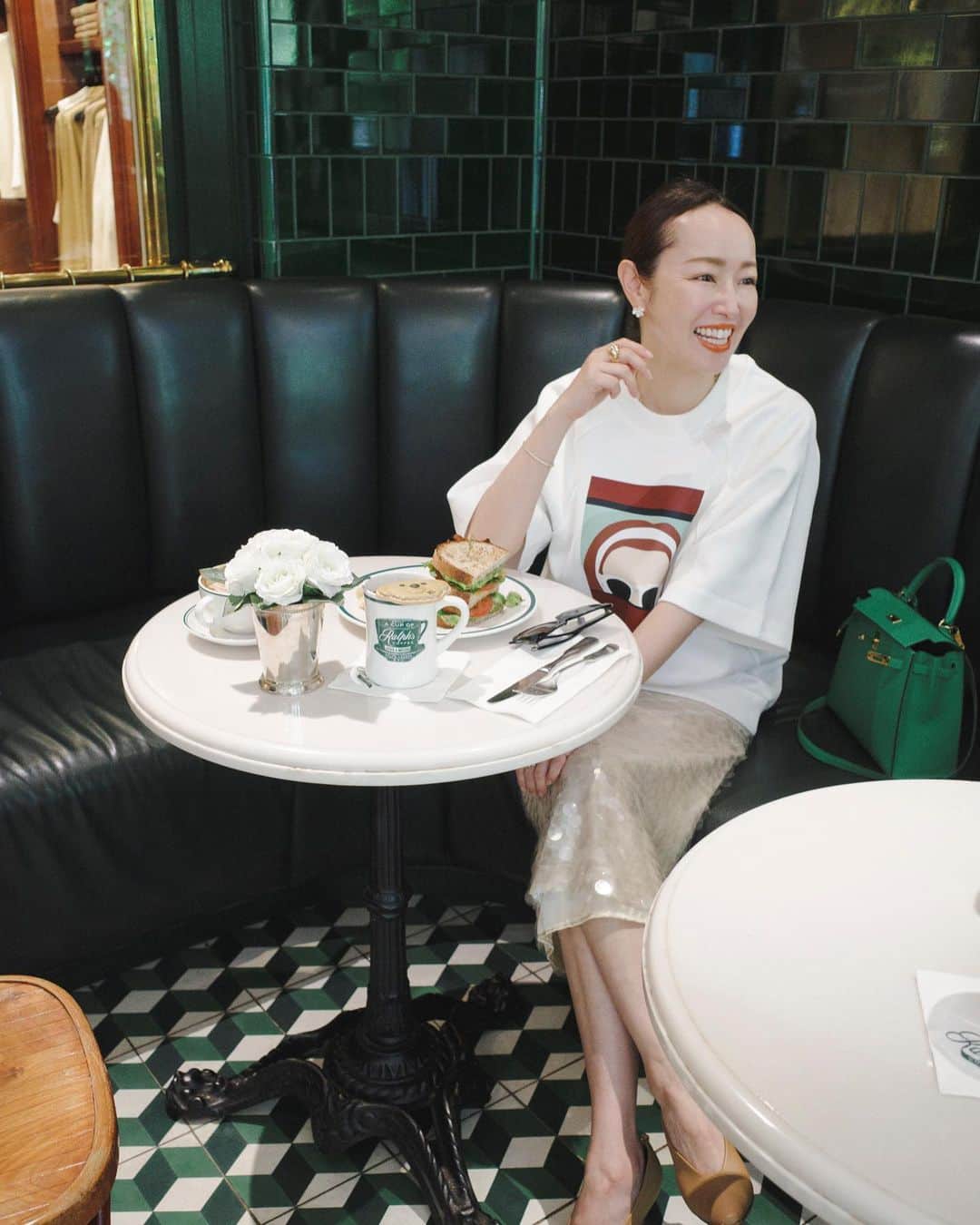 翁安芸のインスタグラム：「Lunch meeting @ralphscoffee ☕️🥪💚  25ansオンラインの連載もアップしています。プロフィールにリンク貼ってあります。  #akiwengslifewithstyle #akiweng #25ans #ヴァンサンカン #連載 #翁安芸 #ralphscoffee #tokyo #ラルフズコーヒー」