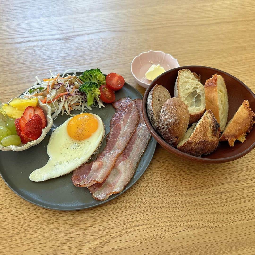 石川梨華のインスタグラム：「お昼ごはん何食べたんだろう？  昨日のお昼は、パンがどうしても食べたかったので、モーニングプレートにしました😋 パンに合うバターも買ったら激うまだった🤍💛 パンも美味しかったよ🥖  #石川梨華 #モーニング娘og #リアル梨華 #二児の母 #年子 #やんちゃボーイズ #お昼ご飯何食べたんだろう」