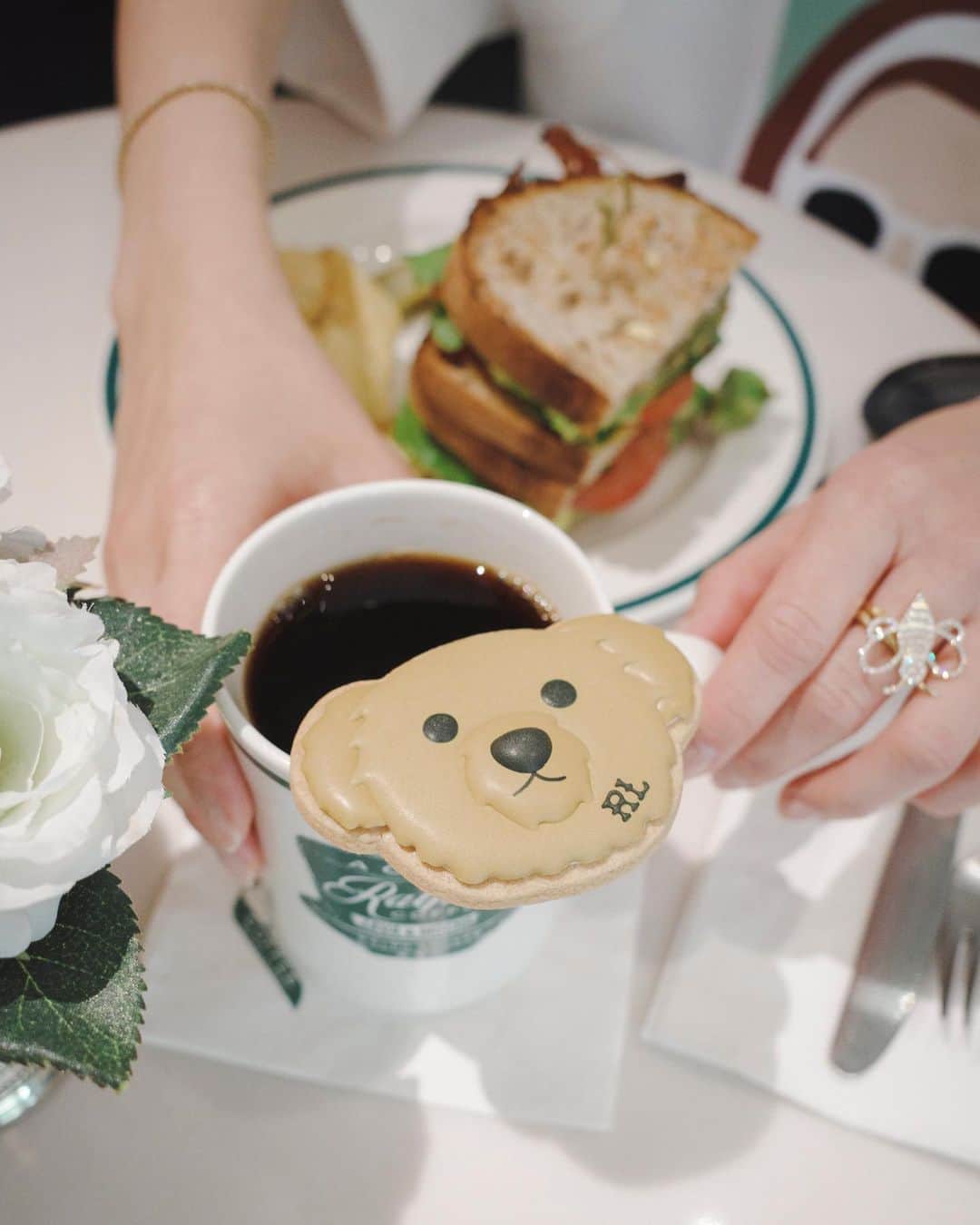 翁安芸さんのインスタグラム写真 - (翁安芸Instagram)「🐻☕️💚🥪✨  BLTサンドにブラックコーヒー&ベア🫰🏻  いい写真が撮れるととっても嬉しそうに笑う可愛いマネージャーさん☺️ 最近物撮りの腕もぐんぐん上げてます📷🤍🤍  #ralphscoffee #ラルフズコーヒー #yonjewelry #tokyo」5月11日 15時03分 - akinyc