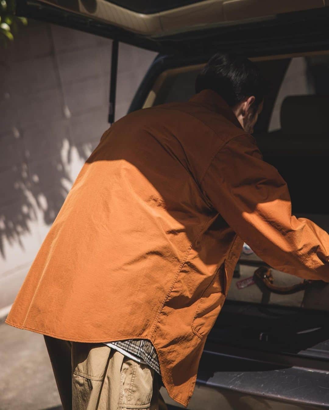 BEAMS+さんのインスタグラム写真 - (BEAMS+Instagram)「... The BEAMS PLUS "Adventure Shirt" is inspired by Vintage outdoor wear. ---------- ●Adventure Shirt Nylon Ripstop Stretch Full of pocket details such as a double yoke design from the shoulder to the chest on the front and pockets that also serve as glass holders. Ripstop nylon with a lightweight texture and a touch that feels like a natural material. It also stretches wel, you never feel any stress. The crispness and firmness are also its attractive features of this fabric.  ●Adventure Shirt Ⅲ Hybrid Polyester Check The "Adventure Shirt III" is a pullover style based on outdoor wear from the 1950s. The design of this product is very engaging with four flap pockets on the front and various pockets on the sides. The cuffs are finished with outer-like snap buttons. Based on the idea of making the "Indian Madras" material tougher look and feel, this material is developed with a yarn-dyed check material woven with polyester yarns. The lightness and coolness of the Indian Madras fabric is maintained, while the material is updated to be more practical.  シャツとは思えないほど、細部にこだわったポケットデザインが魅力的。Vintageのアウトドアウエアからインスピレーションした、BEAMS PLUSの『アドベンチャーシャツ』 ---------- ●Adventure Shirt Nylon Ripstop Stretch 前身頃の肩から胸にかけて2重のヨークを施したデザインや、グラスホルダーを兼ねたポケットなど、ポケットディテール満載。 軽い質感、まるで天然素材のようなタッチ感が特徴のリップストップナイロン。ストレッチの機能もあり、ストレスフリーな着心地を実現。シャリ感とハリコシが魅力的。  ●Adventure Shirt Ⅲ Hybrid Polyester Check 1950年代のアウトドアウエアをベースにプルオーバー型を採用した『Adventure Shirt Ⅲ』。前身頃に4つのフラップポケットや、サイドに多彩なポケットを配置したデザインが魅力的。カフ部分はアウターライクなスナップボタン仕様。 『インディアンマドラスの素材を、もう少しタフな雰囲気で。』そんなイメージで作り込んだこの素材は、ポリエステル糸で織り上げた先染めチェック素材。軽さや清涼感はインディアンマドラスの雰囲気を保ちつつ、より実用的な素材へとアップデートしています。 . @beams_plus  @beams_plus_harajuku @beams_plus_yurakucho  #beamsplus」5月11日 20時00分 - beams_plus_harajuku