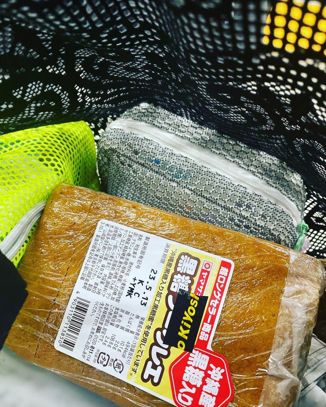 緒月遠麻さんのインスタグラム写真 - (緒月遠麻Instagram)「☺︎  これ好きなんです😋  我が家の近所には売ってなくて  でも お稽古場の近くには売ってるんです。  なので 毎度 買ってしまうわけで。  家に帰る頃には カバンの中でもまれて 多少 小さくなってます。  最高 美味しい。  #黒糖フークレエ #舞台よりもい🐧❄️」5月11日 15時06分 - toma_ozuki