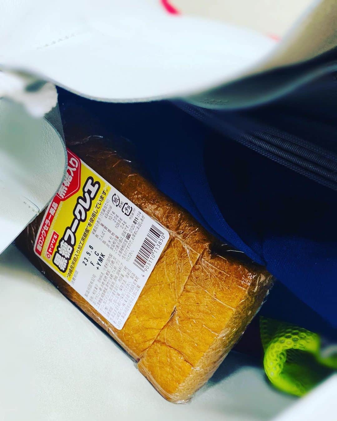 のインスタグラム：「☺︎  これ好きなんです😋  我が家の近所には売ってなくて  でも お稽古場の近くには売ってるんです。  なので 毎度 買ってしまうわけで。  家に帰る頃には カバンの中でもまれて 多少 小さくなってます。  最高 美味しい。  #黒糖フークレエ #舞台よりもい🐧❄️」