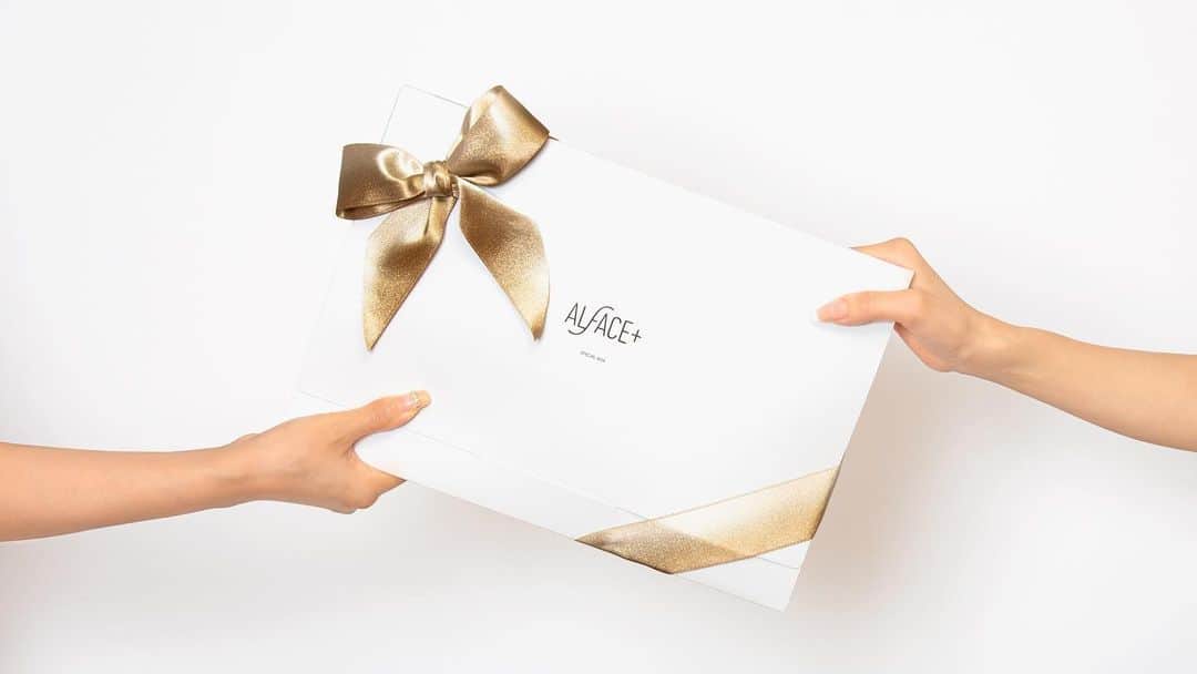 オルフェス（ALFACE+）のインスタグラム：「\母の日ギフトはもう決めた？もらって嬉しいギフトボックス🎁/  今週末は母の日🌹 もうお渡しするギフトはお決まりですか？  なにを渡したらいいのかわからない方はチェックしてほしい 「オルフェス ギフトボックス」✨  オルフェスの定番全10種類を全部詰め込んだギフトボックスは その日の気分に合わせて選べるから、もらった後も楽しめる💖  日頃の感謝の気持ちを込めて、プレゼントしてみてはいかがでしょうか💝  オルフェス公式ECサイト限定で発売しております！ プロフィールからチェック✨  #オルフェス #オルフェスシートマスク #ギフトにおすすめ #母の日プレゼント #母の日ギフト #母の日のプレゼント #プレゼントにおすすめ #プレゼント選び」
