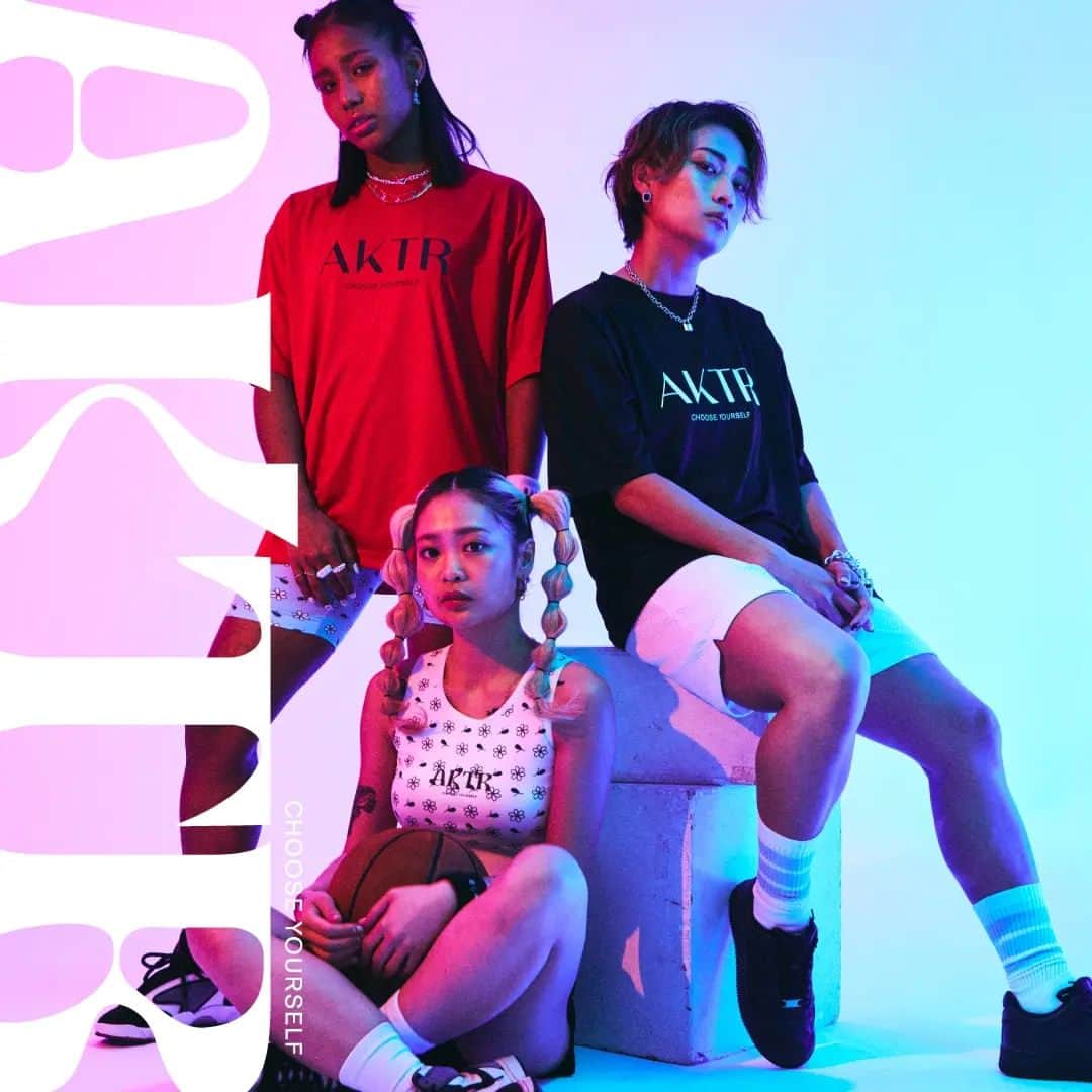 REGSTYLEのインスタグラム：「💖🩵💖🩵💖🩵💖🩵💖🩵 「GLOW collection」 AKTRの新作のModelを務めました💜  テーマの【GLOW】は輝き、ひかり 私達は常に多様性の中で生きている🌟✨ 人種、国籍、性別、年齢、誰一人全く同じ人間は存在してない🧑🏼👧🏽👶🏻🧓🏼  多様性に溢れた世の中を心豊かに生きるためには、それぞれの個性をお互いが認め合うことも大事だけど、まずは自分の個性を自分が理解し受け容れることが一番大切なのかなと思うようになりました❤️‍🩹💌  真の【GLOW】には、外見を他人と比べたり、ラベリングやカテゴライズする必要がないと思っています🙏🏼 "不特定の誰かに向けた分かりやすい自分"に成りすまさなくても、"自分が愛せる自分"で在れることのほうが100倍大切💝  自分自身の内なる輝きを磨き続けると同時に、目には見えない輝きを見つけられる人でありたいと思います🌹  📸💛💚🧡💜🩵💖💙 photographer: Steve Gaudin hair makeup: Misa Motoki design: Ayaka Kato models: Mayu Kubota / YUI (REG☆STYLE)/ Yui Fukuda @aktr_official  素晴らしい体験をありがとうございました🙏🏼✨」