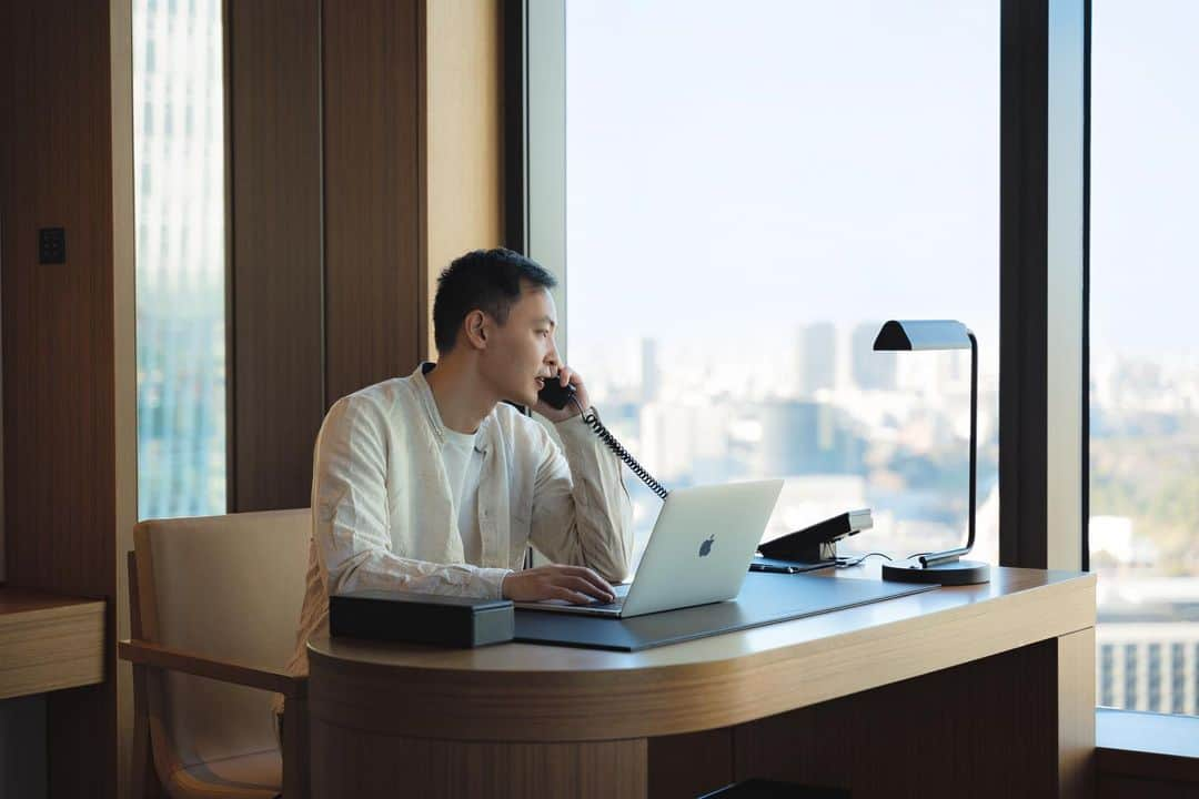 ホテルオークラ東京 Hotel Okura Tokyoさんのインスタグラム写真 - (ホテルオークラ東京 Hotel Okura TokyoInstagram)「Working at the luxury room with large-enough working desk, city views for refreshment⛅️ 広々としたワーキングデスクはワーケーションにもおすすめ🏨  “Prestige Corner” The Okura Prestige Tower 「プレステージコーナー」 オークラ プレステージタワー  #リモートワーク #ワーケーション #ホテルステイ #ステイケーション #ワーキングデスク  #東京ホテル #ラグジュアリーホテル #theokuratokyo #オークラ東京 #hotelroom #hotellife #workcation #tokyohotel #luxuryhotel #hotelview  #workfromhome #worklife #luxurylifestyle #luxurylife  #lhw #uncommontravel #lhwtraveler  #东京 #酒店 #도쿄 #호텔 #일본 #ญี่ปุ่น #โตเกียว #โรงแรม」5月11日 15時32分 - theokuratokyo