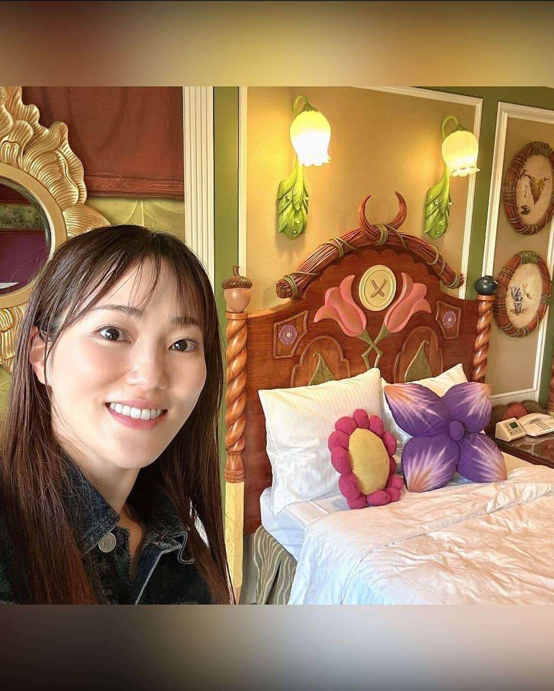 愛白もあさんのインスタグラム写真 - (愛白もあInstagram)「40周年ディズニーランド🏰 甥っ子初インパでした🫧 ⁡ YouTubeで覚えた"ジャンボリミッキー"のショーは残念ながら外れちゃったけど、ブロンズ像の前でキャストさん達が踊ってくれていてそちらで参加できました🕺 ⁡ ⁡ ランドって一歳でも色々な乗り物に乗れるんですね！ 初めて会ったキャラクター達とも触れ合えて最高に喜んでました🧡楽しめました💛 ⁡ ⁡ そして今回ランドホテルに泊まりましたよ🏰 何年ぶりだったんだろう🥰宙組同期みんなで泊まったぶりだ❤️ 今回はティンカーベルのお部屋🧚✨ とっっても可愛かった〜💚どんぐりとかブルーベリーとか可愛くないですか😆 ⁡ 何度来ても新しい発見があって、やっぱり夢の国はすごいなぁ〜👸💕 次はシーに行きたい🚢 ⁡ ⁡ #ディズニーランド #ランドホテル  #交互に行きたくなる🤍 #甥っ子に好きなキャラクターを聞いたらグーフィーだって #選んだぬいぐるみはセバスチャン🦐 #調べたらエビじゃなくてカニだった🦀 #知らなかった🤭」5月11日 15時43分 - aishiro_moa