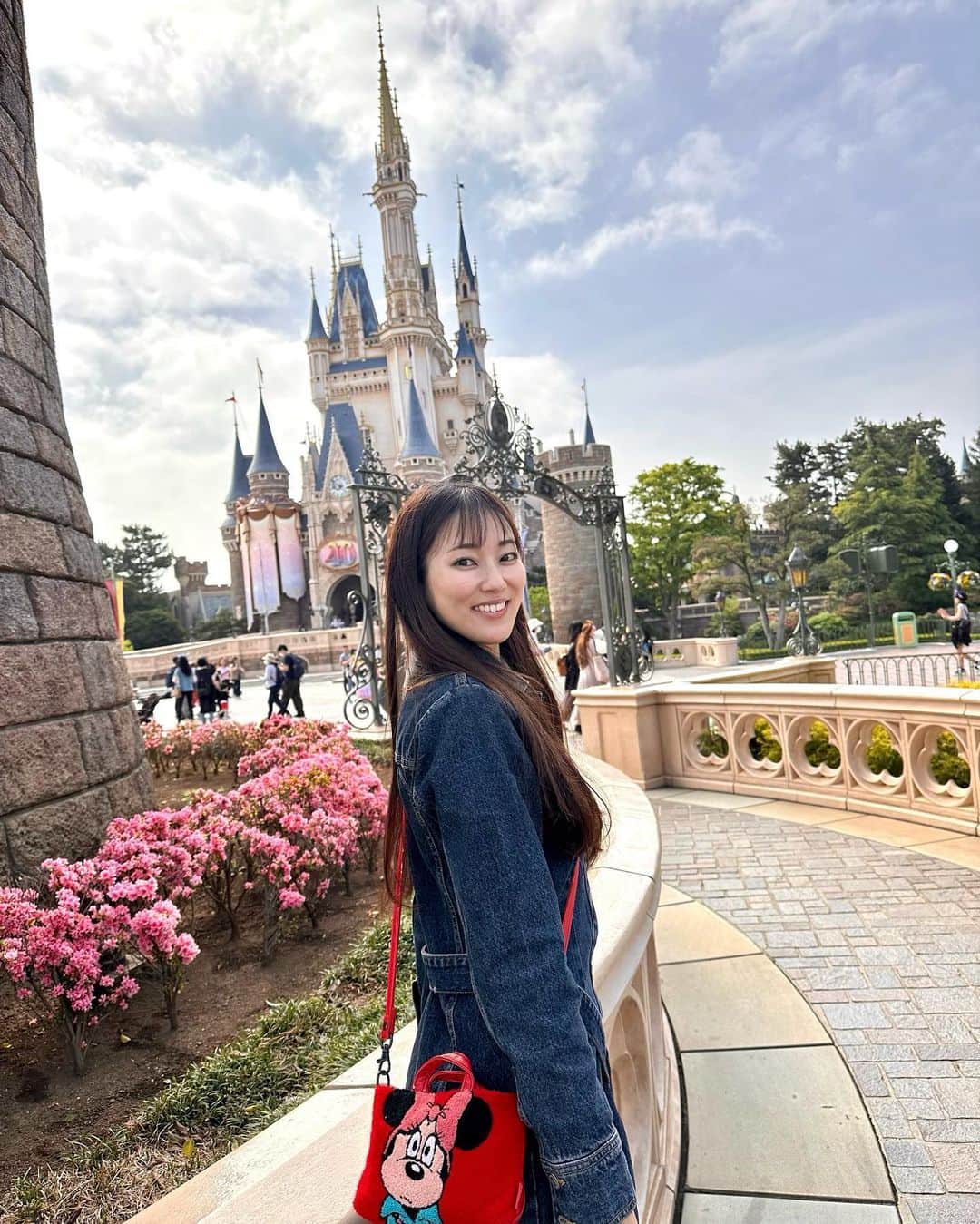 愛白もあのインスタグラム：「40周年ディズニーランド🏰 甥っ子初インパでした🫧 ⁡ YouTubeで覚えた"ジャンボリミッキー"のショーは残念ながら外れちゃったけど、ブロンズ像の前でキャストさん達が踊ってくれていてそちらで参加できました🕺 ⁡ ⁡ ランドって一歳でも色々な乗り物に乗れるんですね！ 初めて会ったキャラクター達とも触れ合えて最高に喜んでました🧡楽しめました💛 ⁡ ⁡ そして今回ランドホテルに泊まりましたよ🏰 何年ぶりだったんだろう🥰宙組同期みんなで泊まったぶりだ❤️ 今回はティンカーベルのお部屋🧚✨ とっっても可愛かった〜💚どんぐりとかブルーベリーとか可愛くないですか😆 ⁡ 何度来ても新しい発見があって、やっぱり夢の国はすごいなぁ〜👸💕 次はシーに行きたい🚢 ⁡ ⁡ #ディズニーランド #ランドホテル  #交互に行きたくなる🤍 #甥っ子に好きなキャラクターを聞いたらグーフィーだって #選んだぬいぐるみはセバスチャン🦐 #調べたらエビじゃなくてカニだった🦀 #知らなかった🤭」