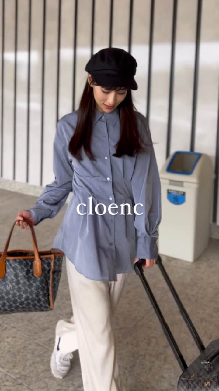 瀬戸晴加のインスタグラム：「この前ゴルフ行った日のコーディネート📍 @cloenc_official のボリューム袖ウエストタックチュニックシャツとサテンパンツでシャツスタイルに☺️❤️ サテンパンツはシワになりにくいから移動の日も楽チンでお気に入り💁🏻‍♀️🤍  ¥13,000(税込¥14,300) color:white/light navy  コロコロとバッグは @resurrection_tokyo   #cloenc #cloenc_official #クロエンス #cloencコーデ#cloenc2023ssオフィスコーデ #オフィスカジュアル #オトナカジュアル #大人カジュアル #大人スタイル #大人コーデ #大人コーディネート #モノトーンコーデ #カジュアルスタイル#着回しコーデ#着まわしコーデ#着回し#着こなし #カーゴパンツ #大人のカーゴパンツ #パンツコーデ #カーゴコーデ」