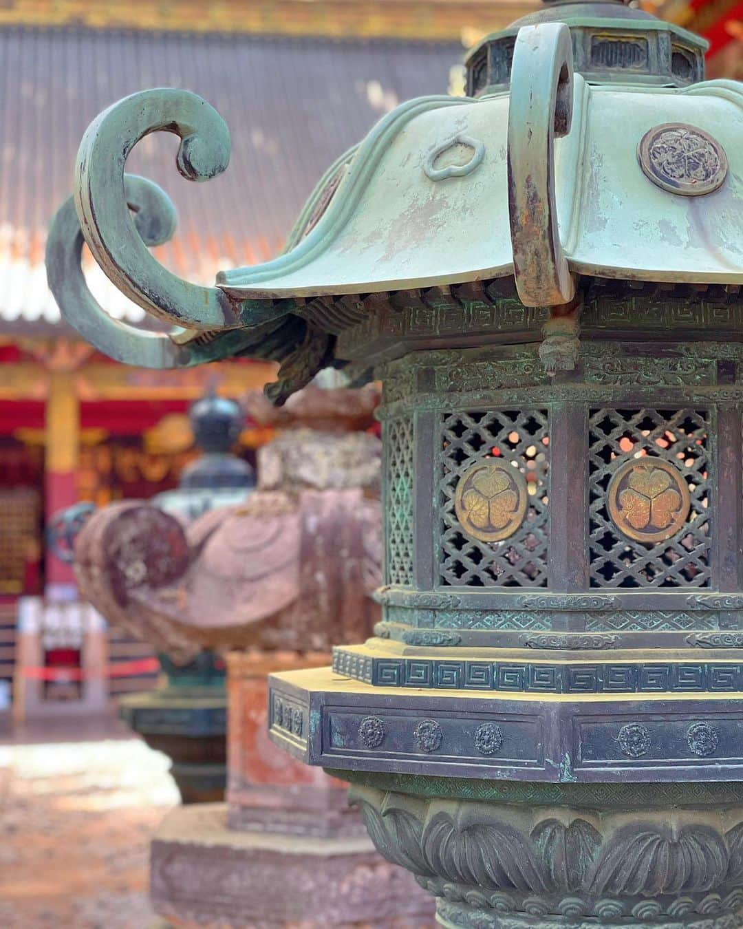 百合華さんのインスタグラム写真 - (百合華Instagram)「栃木県日光市にある世界遺産『日光東照宮』にて参拝タイム②🙏💕  #世界遺産日光東照宮  とっても有名な三猿さんの彫刻に出逢えただけでなく偶然おられたツアーガイドのおじ様から神厩舎に施された彫刻の意味や由来を詳しく御説明いただき合計１６匹のお猿さん達から人生においての大切な奥義を学ぶ事が出来ました🙈🙊🙉  #日光東照宮神厩舎  #見ざる言わざる聞かざる   #世界遺産を学んで平和を願う 🕊  『見ざる・言わざる・聞かざる』の三猿の教えとは物心のつく幼少期には悪いことを見たり言ったり聞いたりしないで良いものだけを受け入れ素直な心のまま成長せよという教えが暗示されているとの事です✨✨✨  #三猿の教えってすごく身に染みる   徳川家康公の墓所のお隣には樹齢約600年のとっても神々しい御神木『叶杉』があり小さな祠に向かい日頃の感謝の気持ち＆大切な皆様方の健康と御多幸をお祈りいたしました💖  #奥宮 #宝塔 #叶杉 #パワースポット   #結界に入った瞬間の空気が変わる瞬間が好き   #諸々の願い事をこの杉の祠に向かって唱えると願い事が叶うと伝えられている  #japan #日本 #栃木県 #日光 #日光市 #日光東照宮 #世界遺産の旅  #worldheritage  #世界遺産を訪ねて  #神々しい空間に感動 #龍神様からのプレゼント  #黒龍神様に逢える場所 #叶杉に願いを込めて  #徳川家康公墓所  #徳川家康の墓  #徳川家康公 #徳川家康 #人生観 #三猿」5月11日 15時43分 - yurika.lovelily
