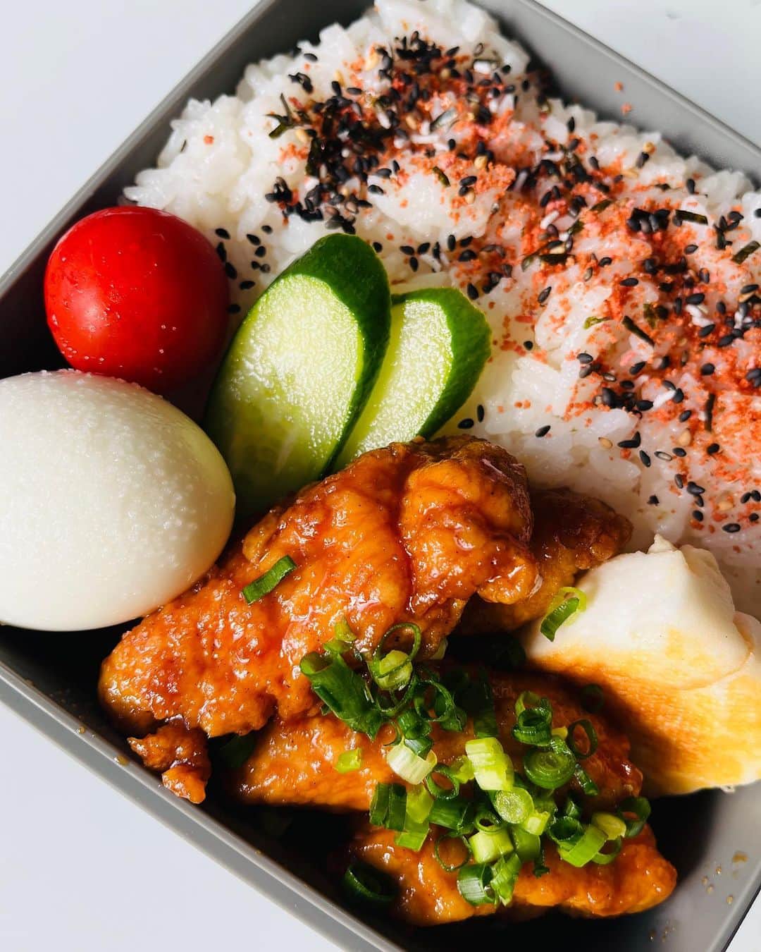 吉岡美穂さんのインスタグラム写真 - (吉岡美穂Instagram)「今日は、鶏胸肉の甘辛チキン弁当でした🍱 米粉で衣を付け🍗甘辛タレはめんつゆと蜂蜜で…⭐️ 次男が、ママおかず少ないー。とお弁当を見て一言。 品数は少なめだけど、、、 足りるように食べなさいよ😂  と、、、おかずばっかり食べるタイプの次男。お米も食べろぉー🍚  #中学生弁当 #高校生弁当  #サッカー少年  #チキンの甘辛」5月11日 15時41分 - miho_yoshioka_18