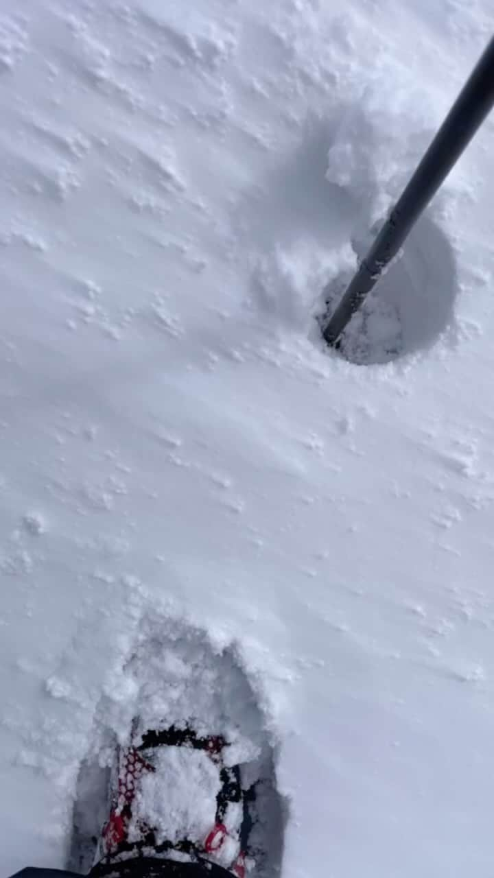 中井孝治のインスタグラム：「5/10 still snowing, still riding 😁  家族の理解と一緒に行く仲間と雪がまだある山に🙏  シーズン残り僅か、雪がなくなるまでもう少し滑ります🔥 #EP164 🎥 @motokitakahashi 🙏  @salomonsnowboards @volcomjapan #volcomjapan @platepia_japan #revoltgoggles #segawa_nouen #toko #msrgear_japan #msr #coif #hps #hillsideproject #purejammovie #横乗り塾 #いらおじゃ」