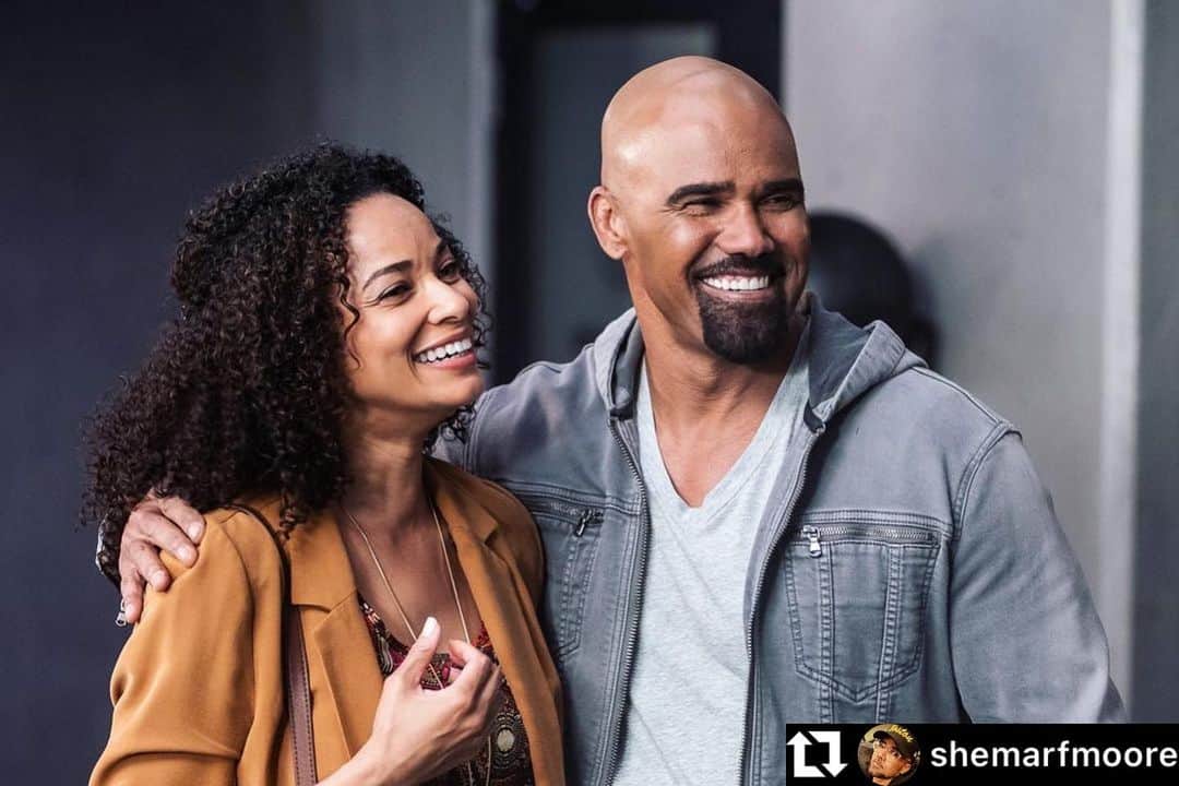 ロッチェル・エイツのインスタグラム：「#repost @shemarfmoore All smiles on @swat after a wild roller coaster of a weekend!!! Thank you to the FANS for showing up and letting us know how much you LOVE us!  We wouldn’t be here without each and everyone of you!! Get ready for an all new episode this Friday at 8PM 👊🏽💪🏽💯」
