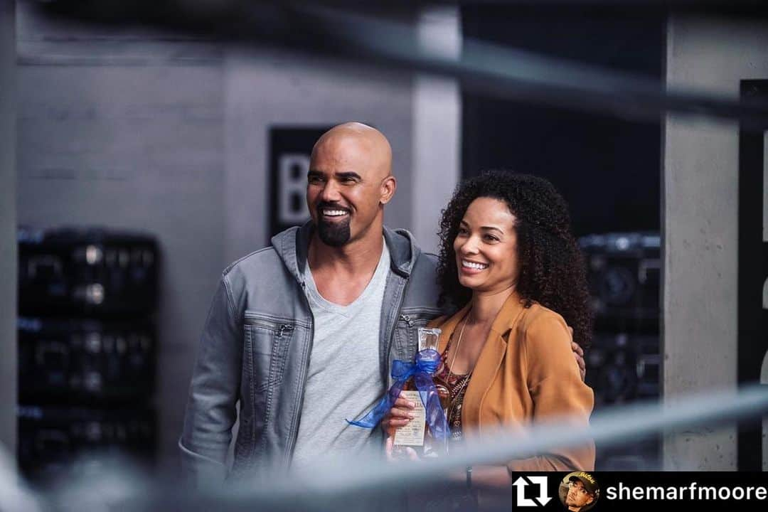 ロッチェル・エイツさんのインスタグラム写真 - (ロッチェル・エイツInstagram)「#repost @shemarfmoore All smiles on @swat after a wild roller coaster of a weekend!!! Thank you to the FANS for showing up and letting us know how much you LOVE us!  We wouldn’t be here without each and everyone of you!! Get ready for an all new episode this Friday at 8PM 👊🏽💪🏽💯」5月11日 6時52分 - rochelleaytes4real