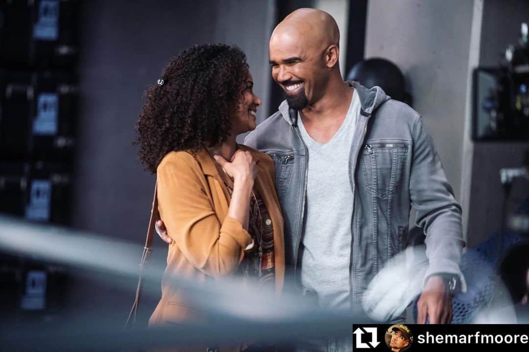 ロッチェル・エイツさんのインスタグラム写真 - (ロッチェル・エイツInstagram)「#repost @shemarfmoore All smiles on @swat after a wild roller coaster of a weekend!!! Thank you to the FANS for showing up and letting us know how much you LOVE us!  We wouldn’t be here without each and everyone of you!! Get ready for an all new episode this Friday at 8PM 👊🏽💪🏽💯」5月11日 6時52分 - rochelleaytes4real