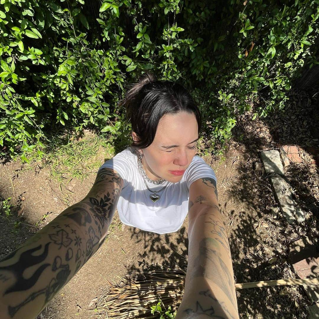 ビー・ミラーさんのインスタグラム写真 - (ビー・ミラーInstagram)「me (5’1) trying to give u a kiss if you’ve been listening to the new songs」5月11日 6時57分 - beamiller