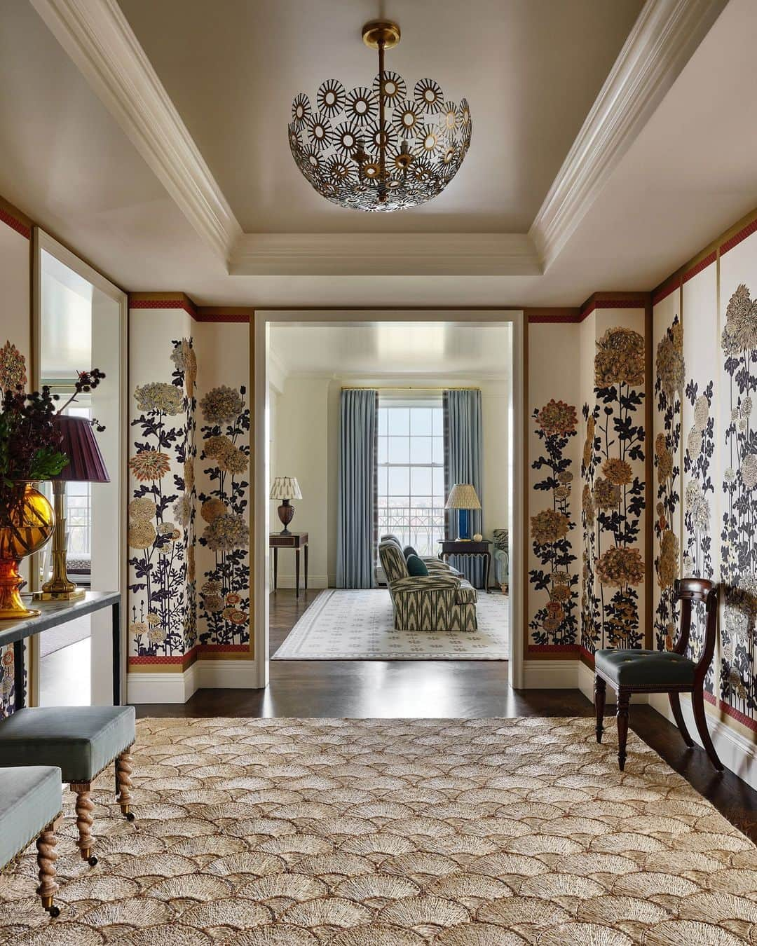 ELLE DECORさんのインスタグラム写真 - (ELLE DECORInstagram)「When you step into this gracious Upper East Side foyer, “you’re looking all the way through the living room and out the window to the East River,” says designer Lucy Doswell (@lucydoswellinteriors). But the view isn’t the only component of this warm welcome: For the walls, Doswell selected a @fromentaldesignwallpaper as a contemporary alternative to a more traditional scenic paper. An ethereal bronze chandelier by @mariesuri tops the look off.   Click the link in bio for the full tour, as shown exclusively on elledocor.com. Written by @davidbryannash. Photographed by @readmckendree.」5月11日 7時00分 - elledecor