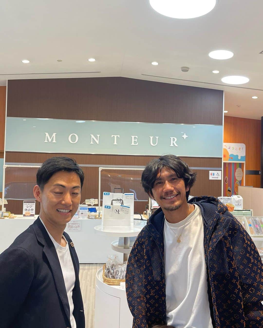 柏木陽介さんのインスタグラム写真 - (柏木陽介Instagram)「今回は美濃加茂市へ。  美濃加茂旅with藤井市長。 @hiroto.fujii   雨の中だったのですが、美濃加茂の魅力を存分に案内していただきました。  ご飯屋さんなどはまた別で紹介させていただきます。  たんどーるさんは若尾製菓さんが創業以来大切にされてきた想いを紡いだお店。  もうね全部食べたかった。 それくらい魅力的なお菓子にまたはデザートしかなかった。  若尾製菓さんはみんなが一度は食べた事あるようなお菓子まで作ってます。  えー、そうやったんやーって必ずなるような。  ぜひ今後お土産やテーマパークのお菓子に注目を。  モンテールさんは美濃加茂にも工場があって、少し顔も出させてもらいました。  ここのおやつも食べたことない人はいないんじゃないかな。  特に一口サイズの奴が俺は好き。  最後はリバーポートパークさん。  ここでは川でのアクティビティやバーベキューができます。  そしてピザとショップが併設されたお店があり、晴れた時に必ず来たいと思いました。  近々晴れたオフの日にチームメイトと遊びに行きたいなと思います。  近場で自然を感じながら遊んで、バーベキューできて、なんならピザも食べれる空間。  確実に行きます。  本当は清流里山公園にも行きたかったのですが、それもまた次の機会に行きます。  まだまだ魅力はたくさんあると思うので、また遊びに行きたいと思います。  藤井美濃加茂市長、お忙しい中とても楽しい時間をありがとうございました。  #美濃加茂市＃岐阜県#42市町村制覇＃たんどーる#若尾製菓#モンテール#リバーポートパーク#清流里山公園」5月11日 7時01分 - yosuke_kashiwagi