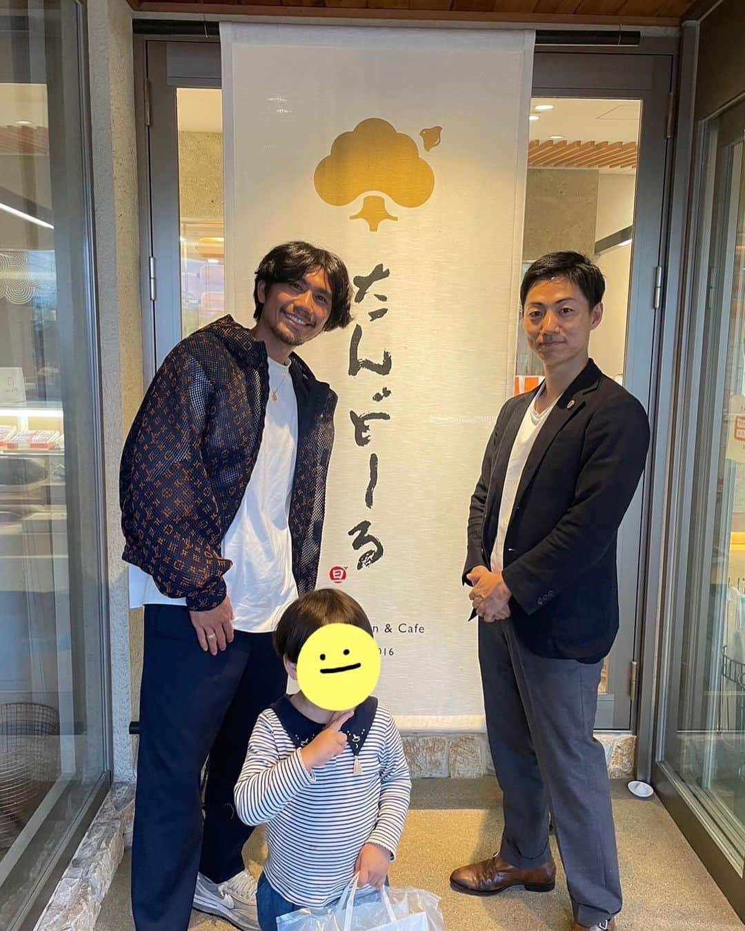 柏木陽介のインスタグラム：「今回は美濃加茂市へ。  美濃加茂旅with藤井市長。 @hiroto.fujii   雨の中だったのですが、美濃加茂の魅力を存分に案内していただきました。  ご飯屋さんなどはまた別で紹介させていただきます。  たんどーるさんは若尾製菓さんが創業以来大切にされてきた想いを紡いだお店。  もうね全部食べたかった。 それくらい魅力的なお菓子にまたはデザートしかなかった。  若尾製菓さんはみんなが一度は食べた事あるようなお菓子まで作ってます。  えー、そうやったんやーって必ずなるような。  ぜひ今後お土産やテーマパークのお菓子に注目を。  モンテールさんは美濃加茂にも工場があって、少し顔も出させてもらいました。  ここのおやつも食べたことない人はいないんじゃないかな。  特に一口サイズの奴が俺は好き。  最後はリバーポートパークさん。  ここでは川でのアクティビティやバーベキューができます。  そしてピザとショップが併設されたお店があり、晴れた時に必ず来たいと思いました。  近々晴れたオフの日にチームメイトと遊びに行きたいなと思います。  近場で自然を感じながら遊んで、バーベキューできて、なんならピザも食べれる空間。  確実に行きます。  本当は清流里山公園にも行きたかったのですが、それもまた次の機会に行きます。  まだまだ魅力はたくさんあると思うので、また遊びに行きたいと思います。  藤井美濃加茂市長、お忙しい中とても楽しい時間をありがとうございました。  #美濃加茂市＃岐阜県#42市町村制覇＃たんどーる#若尾製菓#モンテール#リバーポートパーク#清流里山公園」