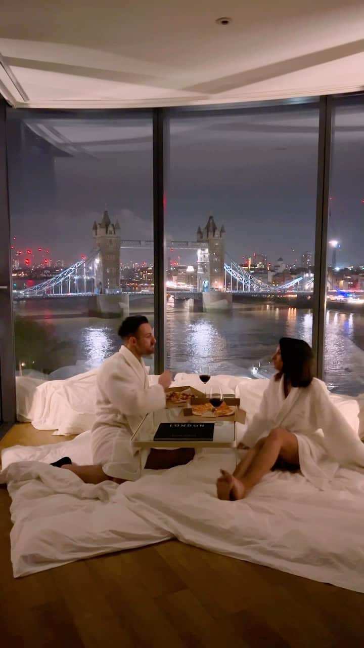BEAUTIFUL HOTELSのインスタグラム：「@fitunderpalmtrees is living their best life at Cheval Three Quays, enjoying a cup of wine while taking in the breathtaking view of London’s iconic Tower Bridge at night. 🍷   Cheval Collection’s luxury serviced apartments offer not only stunning river views, but also ample space and all the amenities you need for a comfortable and luxurious stay. 💫 With each location having its own unique character and professional service standards, Cheval Collection is the perfect choice for a memorable stay in London.💂🏻‍♂️  Have you ever stayed in an apartment with a view like this? 😍  📽 @fitunderpalmtrees 📍 @chevalcollection, London, United Kingdom 🎶 Jordi Forniés - Back There」