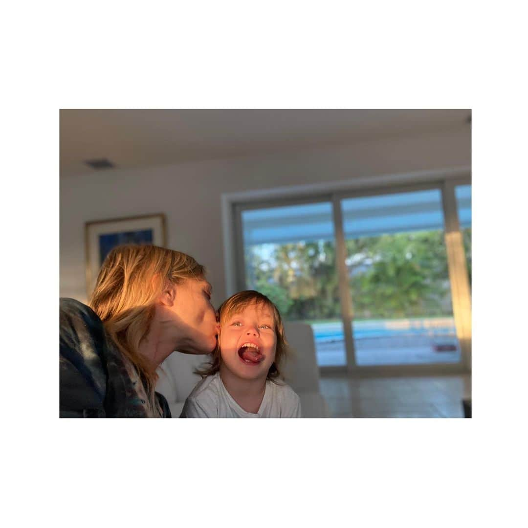 サーシャ・ピヴォヴァロヴァさんのインスタグラム写真 - (サーシャ・ピヴォヴァロヴァInstagram)「The magic of golden hour #family #MiaIsis  #sofiaathena」5月11日 7時03分 - sasha_pivovarova