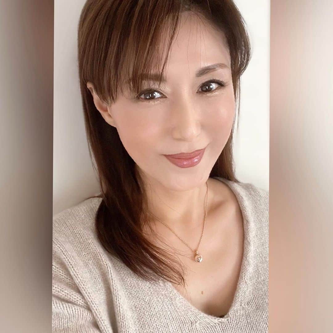 Yuuのインスタグラム：「おはようございます❤️ 今日も快晴の一日になりそうな大阪  サングラスに帽子に UVフェイスカバーしたら 怪し過ぎて2度見されそうな感じです😆  野外で過ごす時はこれくらいしておかないと　あっという間に真っ黒に日焼けするタイプ❤️  皆様も　水分補給しながら 爽やかな一日をお過ごしくださいね🌴  素敵な一日となりますように💖  #いってらっしゃい  🦋悠々凜々🦋  #笑うかどには福来たる #around50 #今日1日を大切に　 #アラフィフ　 #大人女子 #セルフィー #smile  #selfy   いつも沢山の👍いいね📝&コメント 本当にありがとうございます  とても癒されてます💓」