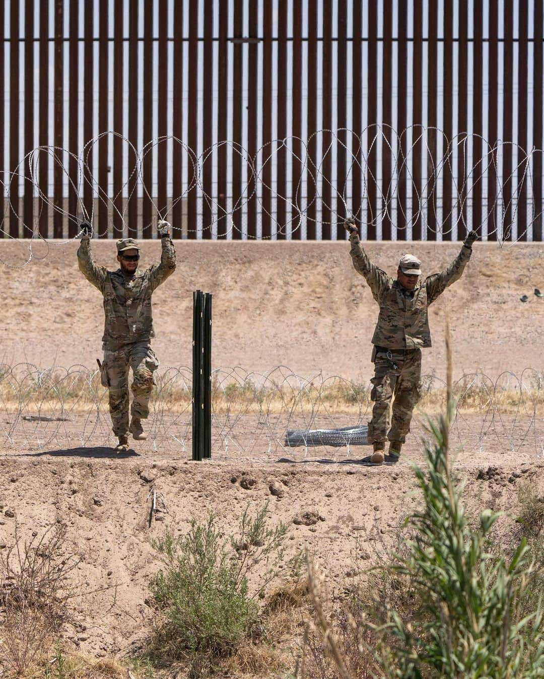 ニューヨーク・タイムズさんのインスタグラム写真 - (ニューヨーク・タイムズInstagram)「Masses of people have been rushing to the Mexican border on buses and planes in recent weeks, as a pandemic-era health restriction that the U.S. used to expel migrants expires.   But in Ciudad Juárez, right across the border from El Paso, they are increasingly arriving on a freight train so dangerous it is known either as “the beast” or “the train of death” because so many migrants have fallen off and lost limbs or have been killed.   Most riders on the train on Monday were from Venezuela and had traveled for months to reach Mexico, traversing multiple countries and a brutal 70-mile long stretch of jungle connecting Central and South America. Along the way, some were robbed and kidnapped. They boarded the train in secret in Mexico City, and said it was the only way they knew they could make it north. The metal walls of the train got so cold at night that it was hard to sleep, and so hot during the day that touching them with bare skin was painful.  Some migrants say they have heard the border will be open when the pandemic health rule, known as Title 42, lifts on Thursday night. Others believe the opposite, that it will be completely shut. Neither is accurate. Yet regardless of their view, many people believe they have no time to waste and are heading directly toward the U.S.  @nataliekitroeff, The Times’s Mexico City bureau chief, interviewed migrants near the border, and the photographer @alecegarra traveled on a freight train carrying migrants bound for the U.S. Tap the link in our bio to learn more about this journey.」5月11日 7時17分 - nytimes