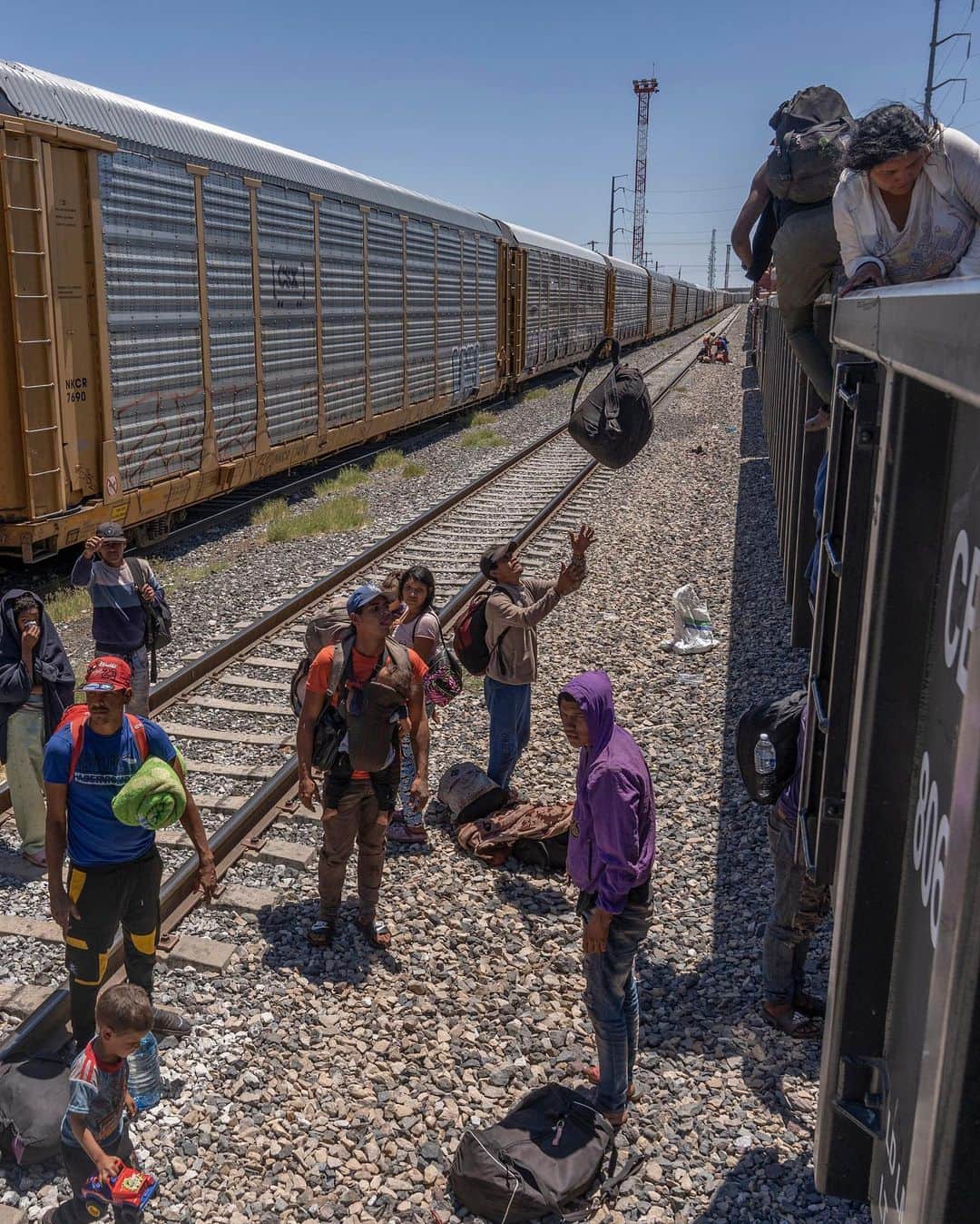 ニューヨーク・タイムズさんのインスタグラム写真 - (ニューヨーク・タイムズInstagram)「Masses of people have been rushing to the Mexican border on buses and planes in recent weeks, as a pandemic-era health restriction that the U.S. used to expel migrants expires.   But in Ciudad Juárez, right across the border from El Paso, they are increasingly arriving on a freight train so dangerous it is known either as “the beast” or “the train of death” because so many migrants have fallen off and lost limbs or have been killed.   Most riders on the train on Monday were from Venezuela and had traveled for months to reach Mexico, traversing multiple countries and a brutal 70-mile long stretch of jungle connecting Central and South America. Along the way, some were robbed and kidnapped. They boarded the train in secret in Mexico City, and said it was the only way they knew they could make it north. The metal walls of the train got so cold at night that it was hard to sleep, and so hot during the day that touching them with bare skin was painful.  Some migrants say they have heard the border will be open when the pandemic health rule, known as Title 42, lifts on Thursday night. Others believe the opposite, that it will be completely shut. Neither is accurate. Yet regardless of their view, many people believe they have no time to waste and are heading directly toward the U.S.  @nataliekitroeff, The Times’s Mexico City bureau chief, interviewed migrants near the border, and the photographer @alecegarra traveled on a freight train carrying migrants bound for the U.S. Tap the link in our bio to learn more about this journey.」5月11日 7時17分 - nytimes