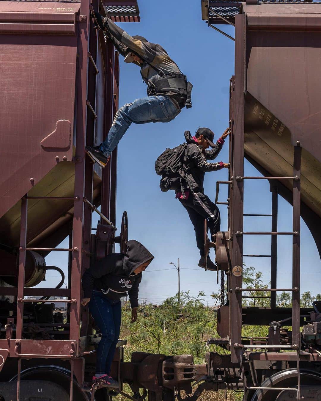 ニューヨーク・タイムズさんのインスタグラム写真 - (ニューヨーク・タイムズInstagram)「Masses of people have been rushing to the Mexican border on buses and planes in recent weeks, as a pandemic-era health restriction that the U.S. used to expel migrants expires.   But in Ciudad Juárez, right across the border from El Paso, they are increasingly arriving on a freight train so dangerous it is known either as “the beast” or “the train of death” because so many migrants have fallen off and lost limbs or have been killed.   Most riders on the train on Monday were from Venezuela and had traveled for months to reach Mexico, traversing multiple countries and a brutal 70-mile long stretch of jungle connecting Central and South America. Along the way, some were robbed and kidnapped. They boarded the train in secret in Mexico City, and said it was the only way they knew they could make it north. The metal walls of the train got so cold at night that it was hard to sleep, and so hot during the day that touching them with bare skin was painful.  Some migrants say they have heard the border will be open when the pandemic health rule, known as Title 42, lifts on Thursday night. Others believe the opposite, that it will be completely shut. Neither is accurate. Yet regardless of their view, many people believe they have no time to waste and are heading directly toward the U.S.  @nataliekitroeff, The Times’s Mexico City bureau chief, interviewed migrants near the border, and the photographer @alecegarra traveled on a freight train carrying migrants bound for the U.S. Tap the link in our bio to learn more about this journey.」5月11日 7時17分 - nytimes