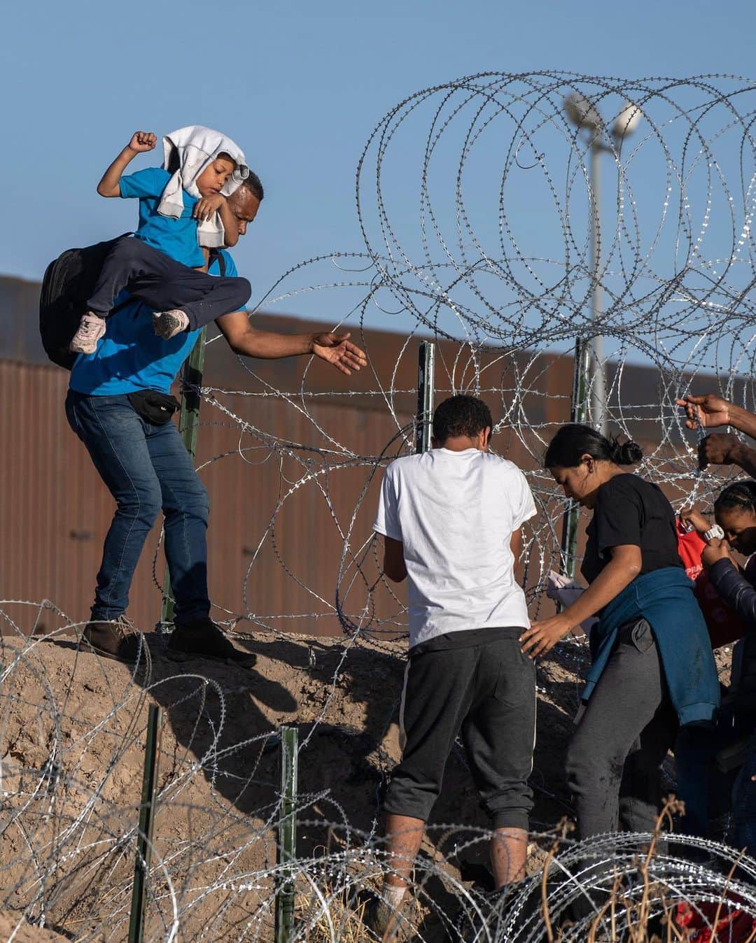 ニューヨーク・タイムズさんのインスタグラム写真 - (ニューヨーク・タイムズInstagram)「Masses of people have been rushing to the Mexican border on buses and planes in recent weeks, as a pandemic-era health restriction that the U.S. used to expel migrants expires.   But in Ciudad Juárez, right across the border from El Paso, they are increasingly arriving on a freight train so dangerous it is known either as “the beast” or “the train of death” because so many migrants have fallen off and lost limbs or have been killed.   Most riders on the train on Monday were from Venezuela and had traveled for months to reach Mexico, traversing multiple countries and a brutal 70-mile long stretch of jungle connecting Central and South America. Along the way, some were robbed and kidnapped. They boarded the train in secret in Mexico City, and said it was the only way they knew they could make it north. The metal walls of the train got so cold at night that it was hard to sleep, and so hot during the day that touching them with bare skin was painful.  Some migrants say they have heard the border will be open when the pandemic health rule, known as Title 42, lifts on Thursday night. Others believe the opposite, that it will be completely shut. Neither is accurate. Yet regardless of their view, many people believe they have no time to waste and are heading directly toward the U.S.  @nataliekitroeff, The Times’s Mexico City bureau chief, interviewed migrants near the border, and the photographer @alecegarra traveled on a freight train carrying migrants bound for the U.S. Tap the link in our bio to learn more about this journey.」5月11日 7時17分 - nytimes