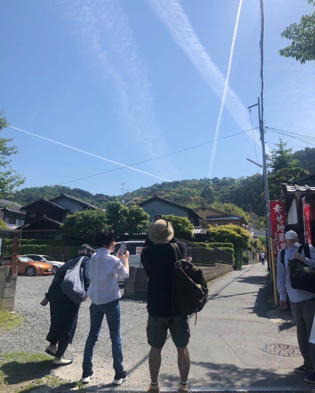 栗原はるみさんのインスタグラム写真 - (栗原はるみInstagram)「みなさんおはようございます。 今朝の地震驚きましたね〜。 みなさんは大丈夫でしょうか？  昨日の京都の一日です。 京都の街歩きしている私。楽しそうです。 突然の飛行機雲。こんな景色に普通は出会わないかもしれないですよね？ お昼ご飯はみんなで十割そばを。そばが太くて美味しい！ 南禅寺の側の小川。とってもきれい！散策をしました。 取材後お別れは居酒屋へ。みんなで本当によく飲みよく笑った楽しい旅もあっという間に終わってしまいました。 今日からまたいつもの日常が。まずは今からミルクティを飲んでから始めます。 みなさん今日も元気に楽しい一日を過ごしてね〜。 #栗原はるみ  #kuriharaharumi  玲児さんに好きな山椒昆布、大きな油揚げ、ゆば、奈良漬けをお土産に。」5月11日 7時09分 - harumi_gram